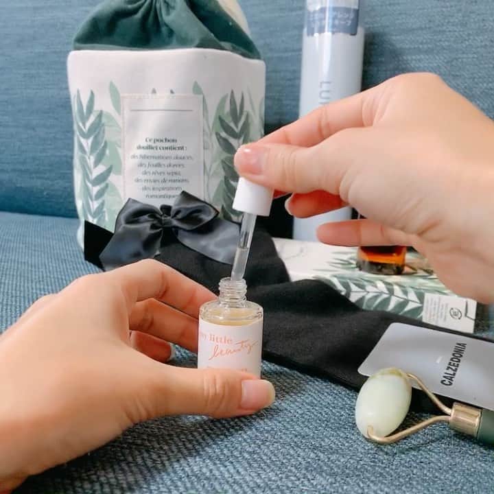 のインスタグラム：「@shuuemura のクレンジングも入ってた 今回の宝箱の中身📦💕💕 . . 🤎shu uemura アルティム8∞ スブリム ビューティー クレンジングオイル﻿ これ大人気のクレンジングオイル！ スキンケア成分約75%配合されてるからお肌に優しい🥰💕 🤎巾着ポーチ 結構な量が入る万能ポーチ❤﻿ ﻿🤎ヒスイの顔用ローラー﻿ お風呂あがりにするとひんやりしててめっちゃ気持ちいい❤ ﻿🤎LUFT ハードキープスプレー﻿ LUFTのワックスも使ったことあるからスプレーも 試せるの嬉しいー❤ 🤎マイリトルビューティー美容液 冬に向けて美容液もいいものプラスしたかったからちょうどよかった🥰﻿ ﻿🤎靴下﻿ 後ろに可愛いリボンがついててショートブーツと組み合わせるとリボンがちょい見えて可愛い🤤💕 ﻿. . 毎回届くたびに中身を早く見たくて 段ボールをすごい勢いで開けてるのはここだけの秘密🤫笑 . #mylittlebox#ベースメイク#コスメ#新コスメ#ハイライト#宝箱#skincare#美容オイル#巾着ポーチ#Autumn#シュウウエムラ#美容垢#pr#スキンケア#クレンジングオイル#保湿ケア##メイク好き#ポーチの中身#makeup#ナチュラルメイク#コスメ垢#コスメレポ#cosme#マイリトルボックス#可愛い」