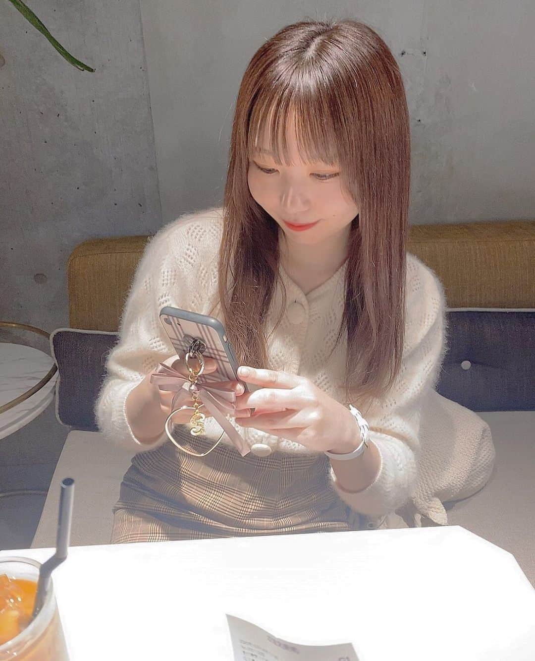 のインスタグラム：「スマホケース変えたの🤍🤎  リボンの色も自分で選んでさらのSつけたの☺️🌷 @alamain2018 さんです❤︎  . . . #韓国ファッション #alamain#アラメイン#iPhoneケース #iPhonecase #ハンドメイド #ハンドメイド作品 #ハンドメイド作家 #ハンドメイド雑貨#プチプラ#ファッション」