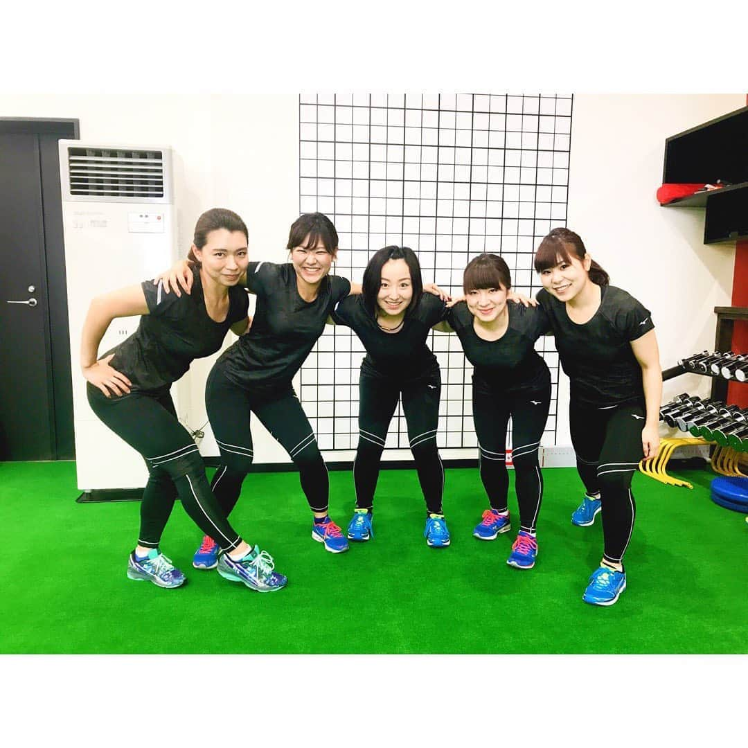 吉田知那美さんのインスタグラム写真 - (吉田知那美Instagram)「・  I'm just thankful in being able to spend a simple day like practicing, training with my team like today. ・ 私たちは毎日朝起きて、歯磨きして、リンクへ行って練習して、それが終わったらトレーニングしてという毎日を過ごしています。  それが日常なので、最近は特に写真を撮ったりそれを記録としてチームのSNSに残したりしなくなったけれど、このチームに入ったばかりの時はみんなで練習出来ることが嬉しくて楽しくて、毎日のように写真を撮っていました。  毎日練習やトレーニング出来ること このチームでいられること 応援してくれるスポンサーさん達が みんな笑っていてくれること。  これから先、何年経っても、 カーリングの練習ができることが日常だなんて 夢のまた夢だった頃の気持ちを いつも忘れないでいたいです。 If there were no clouds, we should not enjoy the sun. ・ ・ #大きい独り言 #今日の練習後の空 #北海道って毎日毎日空が綺麗だ」10月17日 20時47分 - chinami1991