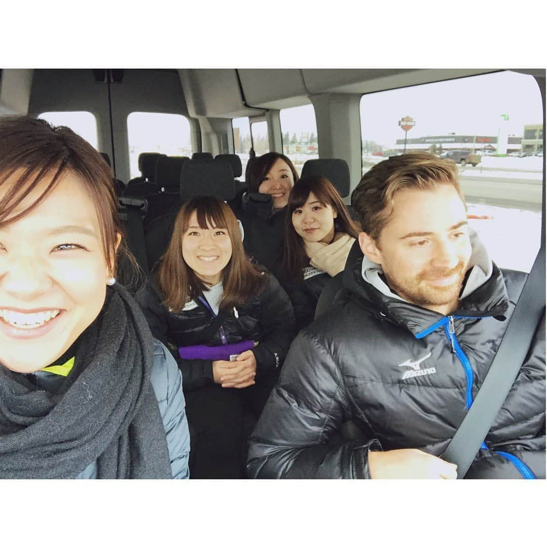 吉田知那美さんのインスタグラム写真 - (吉田知那美Instagram)「・  I'm just thankful in being able to spend a simple day like practicing, training with my team like today. ・ 私たちは毎日朝起きて、歯磨きして、リンクへ行って練習して、それが終わったらトレーニングしてという毎日を過ごしています。  それが日常なので、最近は特に写真を撮ったりそれを記録としてチームのSNSに残したりしなくなったけれど、このチームに入ったばかりの時はみんなで練習出来ることが嬉しくて楽しくて、毎日のように写真を撮っていました。  毎日練習やトレーニング出来ること このチームでいられること 応援してくれるスポンサーさん達が みんな笑っていてくれること。  これから先、何年経っても、 カーリングの練習ができることが日常だなんて 夢のまた夢だった頃の気持ちを いつも忘れないでいたいです。 If there were no clouds, we should not enjoy the sun. ・ ・ #大きい独り言 #今日の練習後の空 #北海道って毎日毎日空が綺麗だ」10月17日 20時47分 - chinami1991