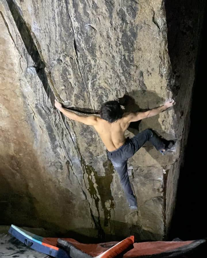 野村真一郎のインスタグラム：「常世/Tokoyo V14  in last season I tried „Tokoyo“(V14), I thought there is less possibility to send it because every sections are far each other. However, this time I can overcome the distance between holds. This is the most impressive thing in my recent climbing, what’s better, I‘m really glad to do it!  I think, thanks to the training extending my reach for “Off the wagon” that is my biggest tick list, I can climb the boulder which requires me my maximum reach as well as “Emotion”(V14).  I need more time to connect all sections into one route, but I’m sure I can send it so I’m keep in trying💪 ________________________________________________  昨シーズン常世を触った時は一手一手が遠すぎて1パートもバラすことが出来ず、全く可能性を感じていなかったのに、一年ぶりに常世を触ってみたらあっという間に全パートがバラせてしまった。 ここ最近の中で一番の衝撃だったし、何より嬉しかった！  エモーション同様、自分の限界リーチを強いられるラインに劇的に対応出来るようになったのはオフシーズンに最大のティックリストであるOffthewagon対策でリーチ系の課題を練習していたからだと思う。  繋げるには少し時間がかかりそうだけど 確実に登れる感触はあるし、引き続き頑張ろう。  📸: @naoki__shimatani   @rokdo_team @unparallelup @rockmasterhq @monturajapan @montura_official @hamasakichiryoin0929 @clover_resole」