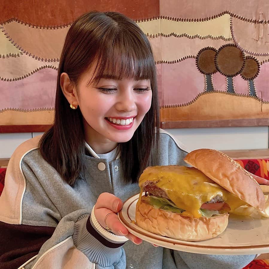 愛花さんのインスタグラム写真 - (愛花Instagram)「久しぶりに食べた〜🍔！」10月17日 20時48分 - hi_erica_official