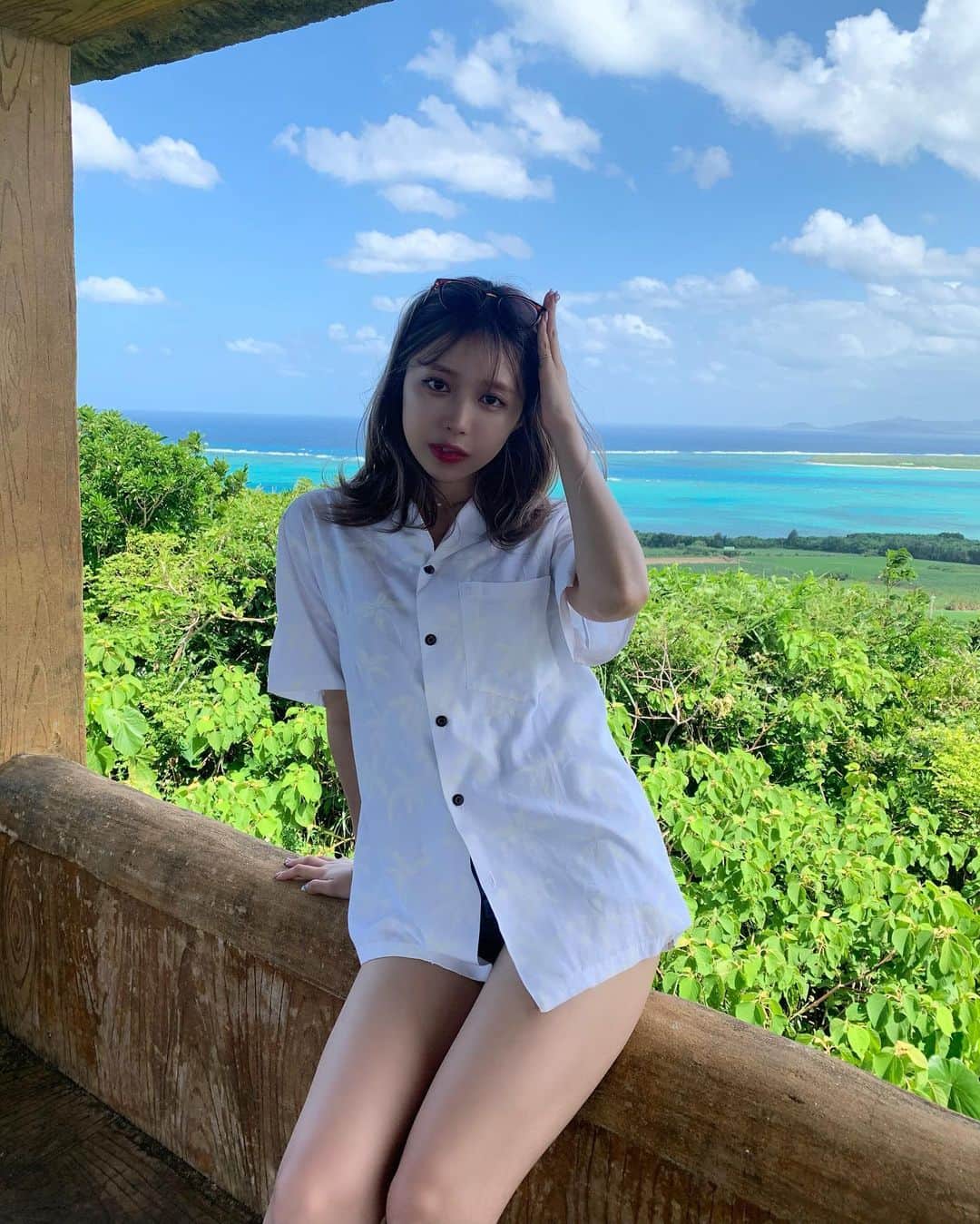 のインスタグラム：「石垣島からいける、小浜島という離島の 小さな山の頂上✨  登るのがしんどかったけど、登った先の この景色は、、絶景😭💛 本当にぜひ行ってみてほしい島です💓  #小浜島 #大岳 #石垣島 #離島」