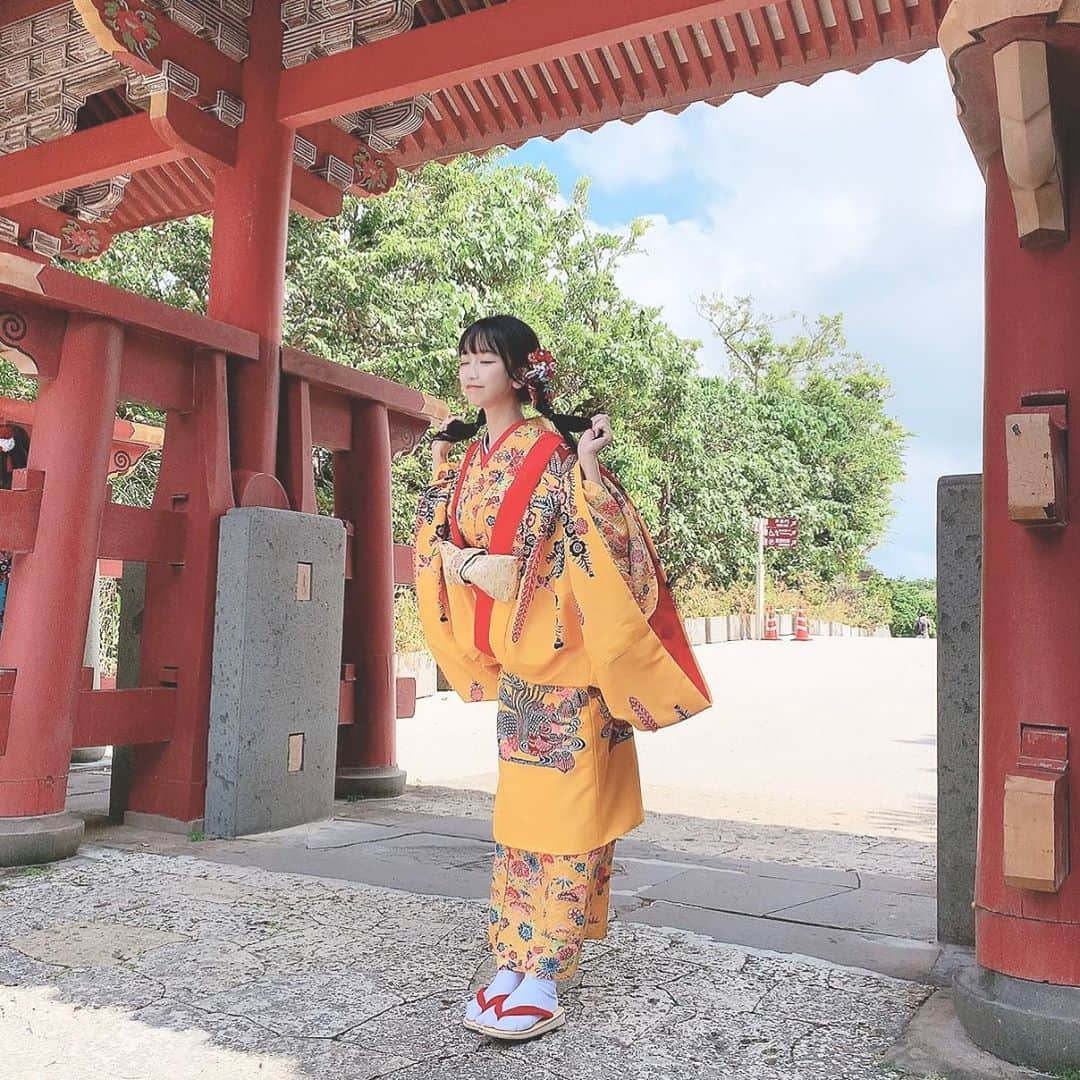 吉沢朱音さんのインスタグラム写真 - (吉沢朱音Instagram)「⛩✨🏰 . 琉球衣装で首里城散策((ヾ(˙ ˘ ˙｡) . 黄色のお衣装とっても可愛かったので 風を感じてきました🖖😃 こんな感じなんだな〜ふむふむ . . . . . #沖縄旅行 #沖縄観光 #沖縄好き  #琉球 #琉装 #首里城公園 #着物女子  #おさげ #みつあみ #黄色コーデ  #沖縄フォト祭り #okinawajapan」10月17日 20時49分 - nesomagic72