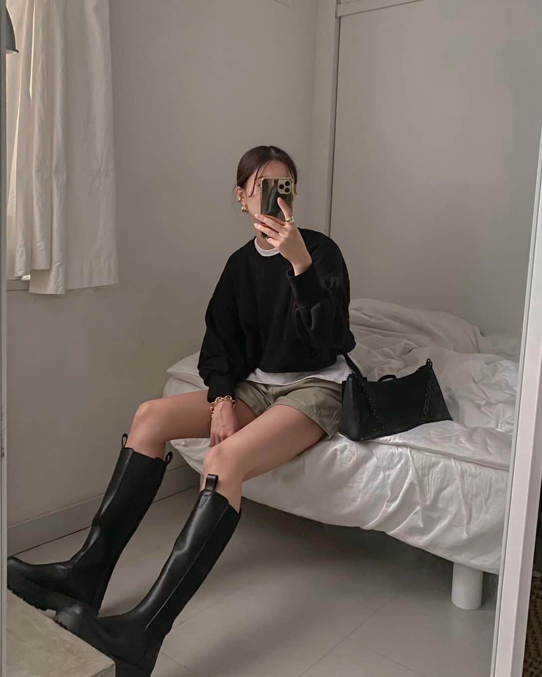 影山可蓮のインスタグラム：「・ ・ Ootd 📷 ・ ・ 楽々なロングブーツ、秋こそ履きたかったから 珍しくショート丈のパンツにトレーナーでブラックコーデしました☕️ ・ ・ 🏷 SHOES @amail_official  TOPS @lveu.official  BAG @charleskeith_jp  ACC @aroq_official  bracelet @seadsmara  ・ ・ ・ ・ #outfit #ootd  #instafashion #minimalstyle #minimalfashion #classicstyle #simpleoutfit #everydaylook  #コーデ #コーディネート #今日のコーデ #私服  #karen_k_outfit」