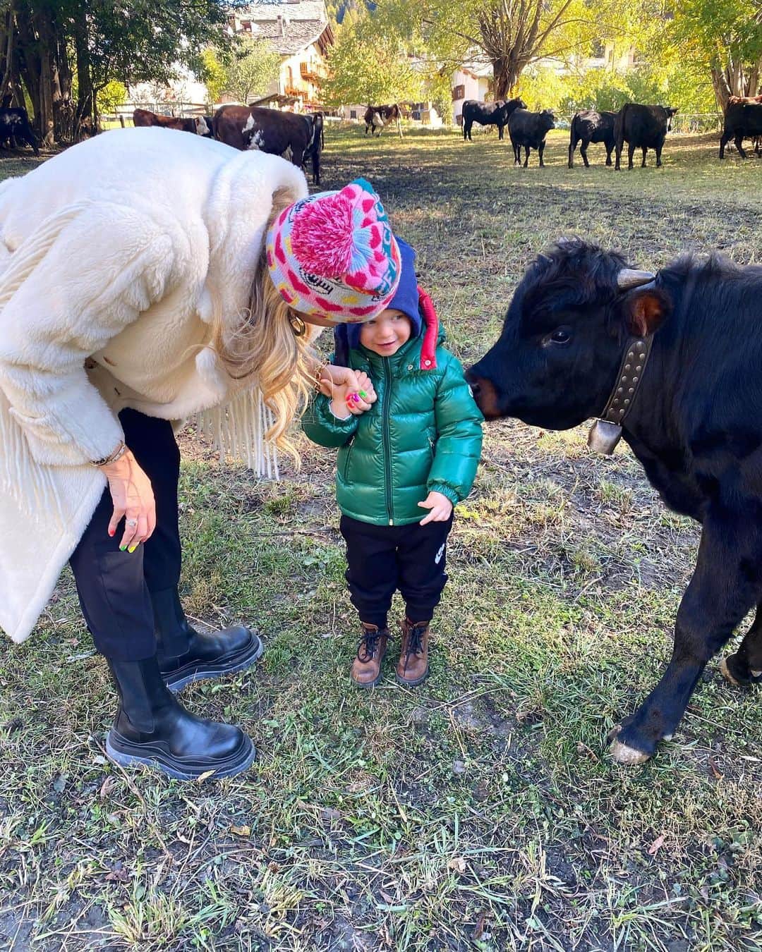 キアラ・フェラーニさんのインスタグラム写真 - (キアラ・フェラーニInstagram)「Morning with cows 🐮 #supplied」10月17日 20時52分 - chiaraferragni