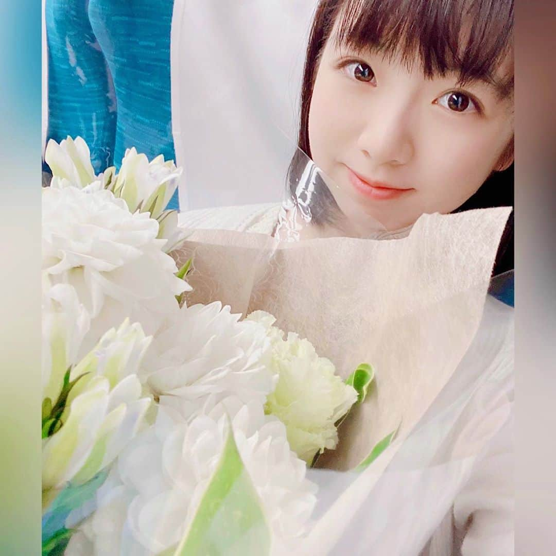 花田優里音のインスタグラム：「無事クランクアップして 帰ってる時の新幹線。 みんなが充実した笑顔で終われて その雰囲気がすごく嬉しかったし、 あまりにたくさんの人に助けてもらって 参加できた撮影だったので、 1人で帰る新幹線は、少し寂しくなりました。 いただいた大きな花束💐を ずっと抱っこして乗っていました。 抱っこしたままちょっと寝てしまいました。 次の日に学校で体育大会があって、 今まで練習や行事に参加できず 迷惑をかけていたので リレーで思いっきり爆走しました🏃‍♀️💨 結果はあんまりだったけど😅 いっぱい応援したり友達ともたくさん話しできて、 すごく楽しくて嬉しかったです！ . #そしてすぐ定期試験がある  #ヤル気スイッチどこですか #ありますか  #コンクールもあるよ #頑張ろう  #撮影 #映画 #クランクアップ #花束 #💐  #新幹線 #体育大会  #自撮り #selfie  #ありがとうの気持ちがいっぱい  #素敵な作品になりますように  #寒くなってきたけど #元気に過ごしてね」