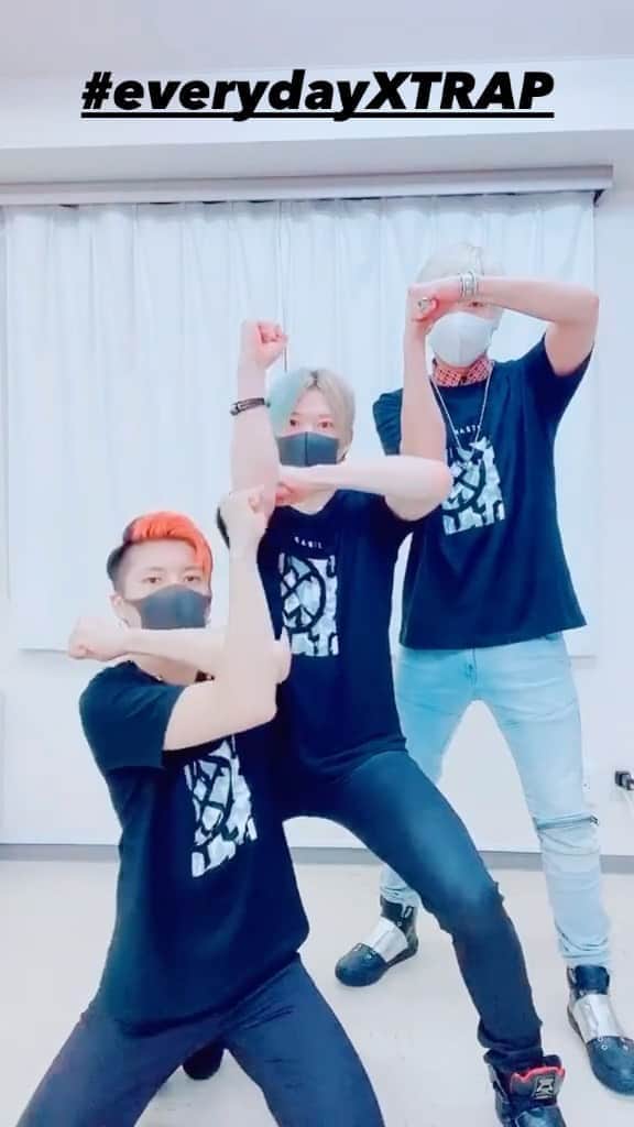 のインスタグラム：「Like a factory🏭 Hand dance by XTRAP🧤﻿ try it then send us🤟﻿ ----﻿ 📲EVERY DAY XTRAP REEL📲﻿ ----﻿ Choreograph by﻿ @zange_xtrap ﻿ @ryoga_xtrap ﻿ @kenshin_xtrap﻿ ﻿ #factory﻿ #xtrapchallenge ﻿ #Tutting #振付 #タット振付 #ダンス動画 #XTRAP #handdance #ダンス #flowart #fingertutting #light #ピタゴラスイッチ #動画制作 #creative #fingerdance #puzzledance #asia #japan #kaleidoscope #タットダンス #japan #move #tuttingchoreography #tiktok #performanceart #dance #パズルダンス #Choreograph」