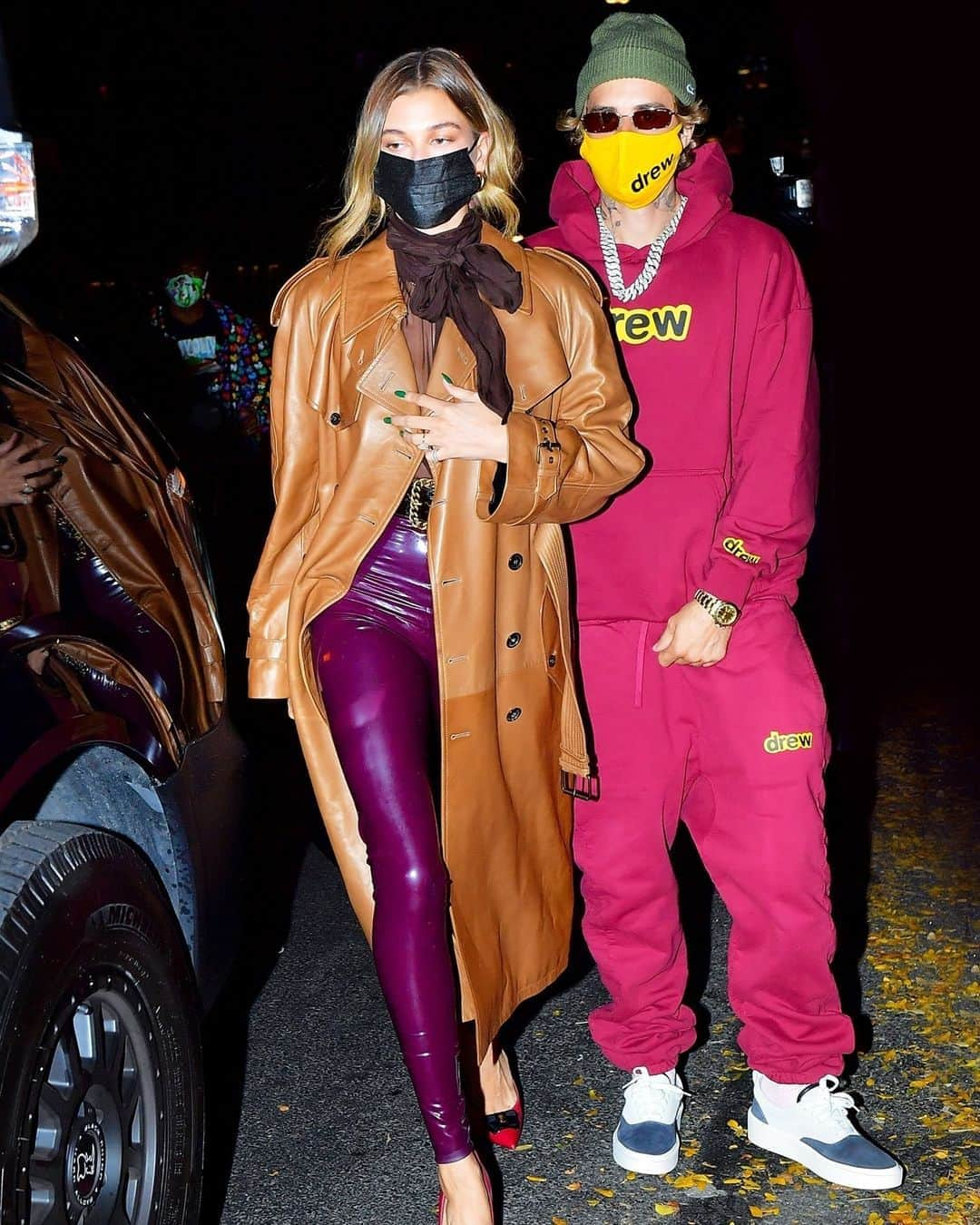 WHO WHAT WEARさんのインスタグラム写真 - (WHO WHAT WEARInstagram)「Which look you vibing with more—Hailey's or Justin’s? Tap our link if you want to get on HB's level and have your own chic latex leggings moment. photo: backgrid」10月18日 2時30分 - whowhatwear