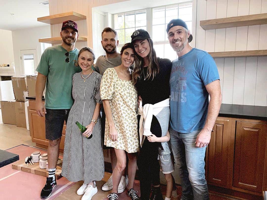 オデット・アナブルのインスタグラム：「First guests from LA visiting the new Austin digs! Thanks for the visit friends, now please move here. Thanks. And who can spot Charlie ;)🖤 #renovatetheannablesyall」