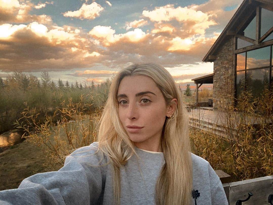 Lauren Elizabethのインスタグラム：「we stan nature #girlstrip 🌲🍂🖤」