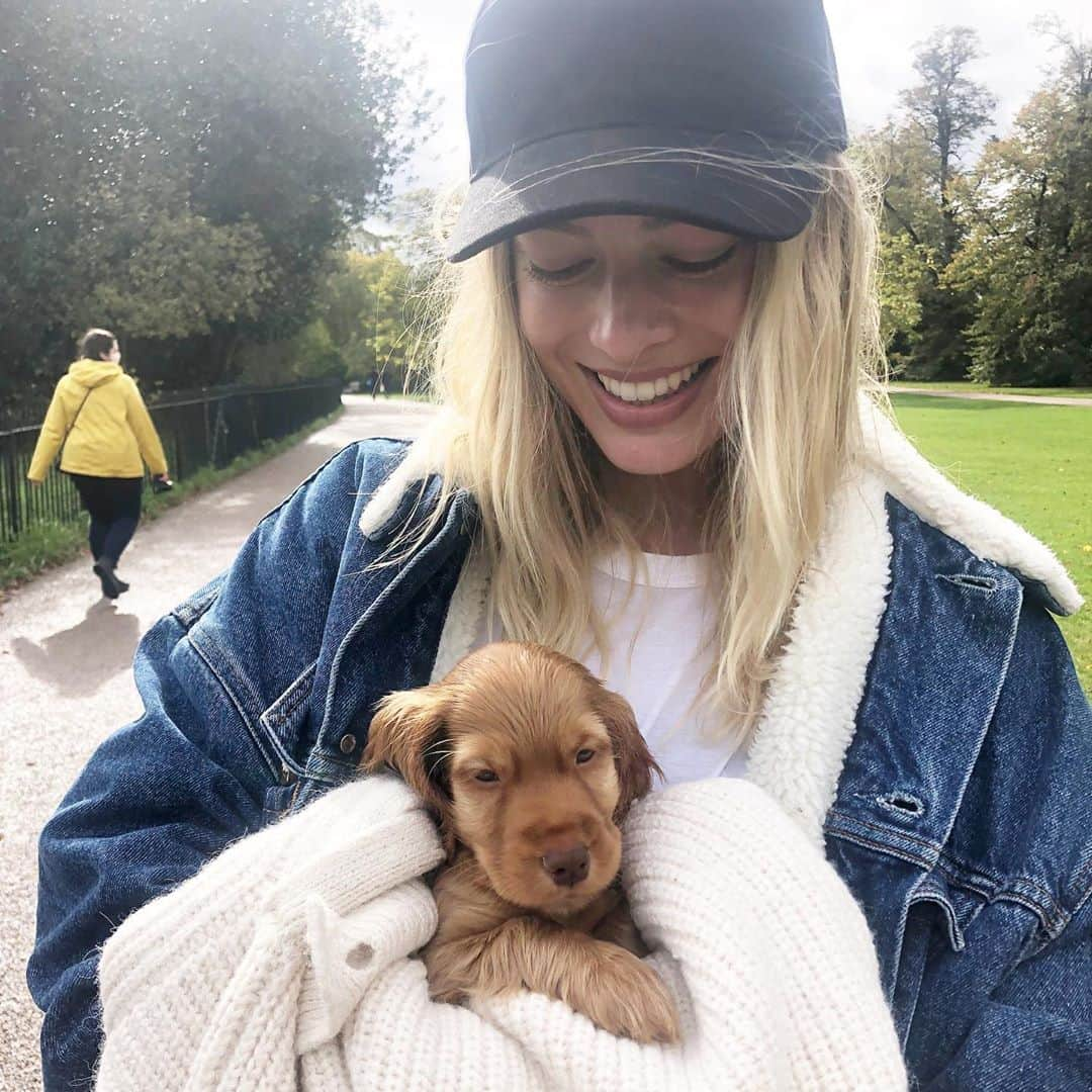 マーゴット・ロビーさんのインスタグラム写真 - (マーゴット・ロビーInstagram)「🐶❤️ (not mine sadly)」10月18日 2時25分 - margotrobbie