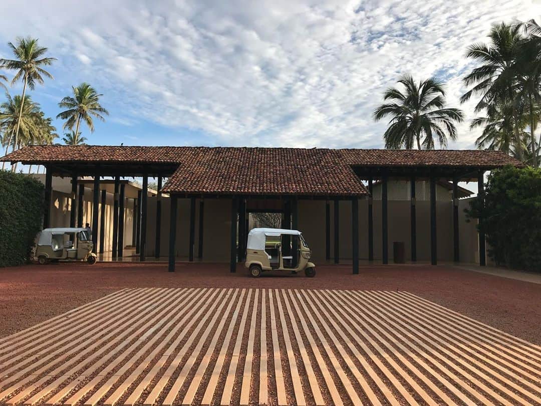 ヴァネッサ・アクセンテのインスタグラム：「Rain rain go away. Take me back to this magical place ✨🌴」