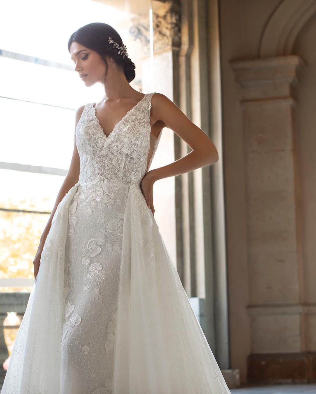 Pronoviasさんのインスタグラム写真 - (PronoviasInstagram)「A rich brocade évassée-style dress with a flattering cross-your-heart bodice and square shaped back. Perfect for accessorizing with a full cathedral train or delicate embroidered veil. Meet Talmadge and try it on at your nearest #Pronovias store.」10月17日 21時06分 - pronovias