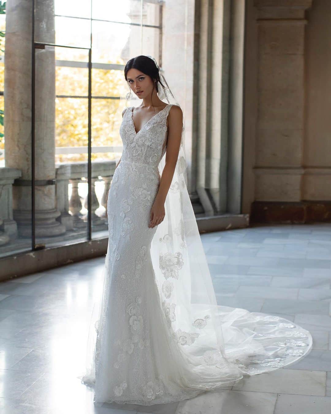 Pronoviasさんのインスタグラム写真 - (PronoviasInstagram)「A rich brocade évassée-style dress with a flattering cross-your-heart bodice and square shaped back. Perfect for accessorizing with a full cathedral train or delicate embroidered veil. Meet Talmadge and try it on at your nearest #Pronovias store.」10月17日 21時06分 - pronovias