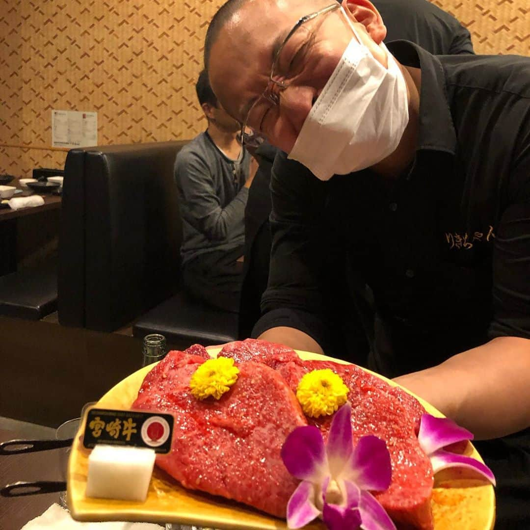 やまだひさしさんのインスタグラム写真 - (やまだひさしInstagram)「孤独じゃないグルメ 焼肉「りきちゃん」もラジアンリスナー。 嬉しい繋がり。 ラジオのおかげで日本全国の素敵な美味しい旅が続けられる。ここのシャトーブリアンはもはや飲み物w #やまだひさし　#ラジオ　#DJ #グルメ　#焼肉　#シャトーブリアン #りきちゃん #蛍池」10月17日 21時00分 - yamadamic