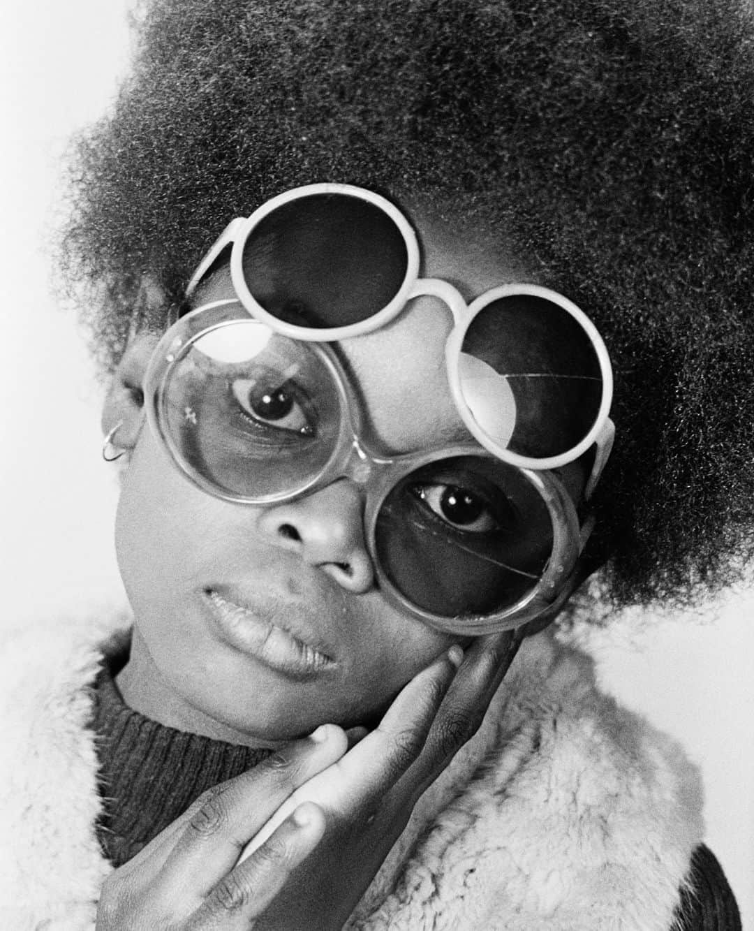 のインスタグラム：「DUNHILL COMMUNITY: CURATED⁠ GROWING UP BLACK⁠ BY DENNIS MORRIS⁠ ⁠ Revisiting our most recent Curated story, celebrating iconic British photographer @dennismcevoymorris and his book Growing Up Black.⁠ ⁠ “I chose the images to show how stylish Black working class people were at the time, even through the hardship they experienced. From the young to the old, aspirations, dignity and pride ran high. The title of the book - Growing Up Black - reflects the fact that we were the first generation to be called “Black", before we were called “Coloured people”.” - Dennis Morris⁠ ⁠ #DennisMorris⁠ #dunhillCURATED⁠ #dunhillCOMMUNITY⁠ ⁠ (c) Dennis Morris - all rights reserved」