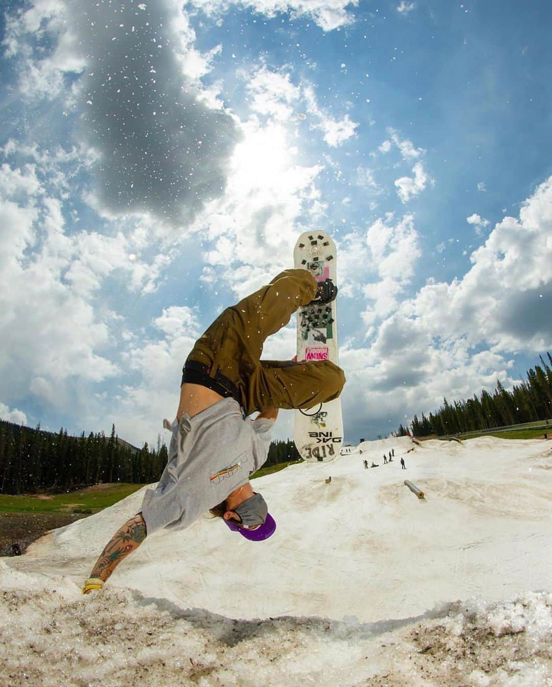 Stance Japanさんのインスタグラム写真 - (Stance JapanInstagram)「雪の便りが出てきましたね！ 今年はスノーボードするには最高のシーズンになる予感。皆さん今年のギア準備はできましたか？ Leveling up ❄️!  @jill_perkins  #punksandpoets  #stancesnow #スノーボード @gosnowresort」10月17日 21時04分 - stance_japan