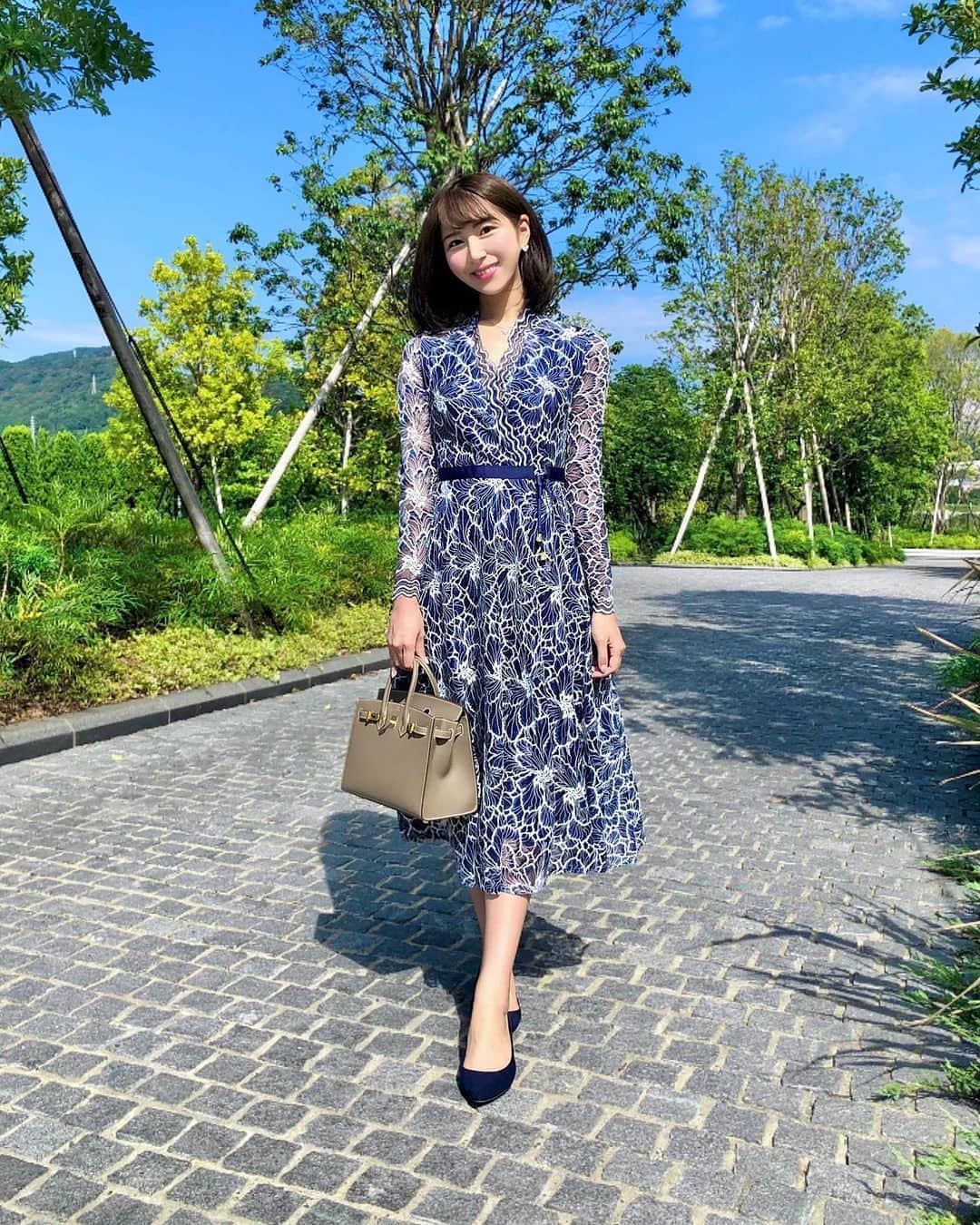のインスタグラム：「🦋💠💙 青とわたしとドレス👗 𝑩𝒍𝒖𝒆 𝒔𝒌𝒚 𝒂𝒏𝒅 𝒇𝒍𝒐𝒘𝒆𝒓 𝒍𝒂𝒄𝒆 𝒅𝒓𝒆𝒔𝒔♡ . こんばんは😊 先日、ストーリーに沢山載せていた 親友ちゃんと旅行したときのコーデです🐾 . この日はお天気がとても良くて 青空とラグジュアリーホテルに合わせて 私もブルーのレースワンピにしました✨ 大きめお花柄が華やか💘 . . バーキン25も初おろしだったので 記念にホテルのラウンジで撮影しました👜 . エプソンなのでトゴのものに比べると カッチリとした雰囲気になります❤︎ 着こなせるように頑張ろう🐰 . . Onepiece： @unik_2018 Bag：#hermes . #晴れ女 #快晴 #お出かけコーデ #ラグジュアリーホテル #リゾートホテル #エクシブ #蒲郡 #ベイコート #ラグーナベイコート倶楽部 #コーディネート #きれいめコーデ #ブルーコーデ #上品コーデ #大人可愛いコーデ #ドレスアップ #birkin25 #coordinate #ootd #dress #pr」