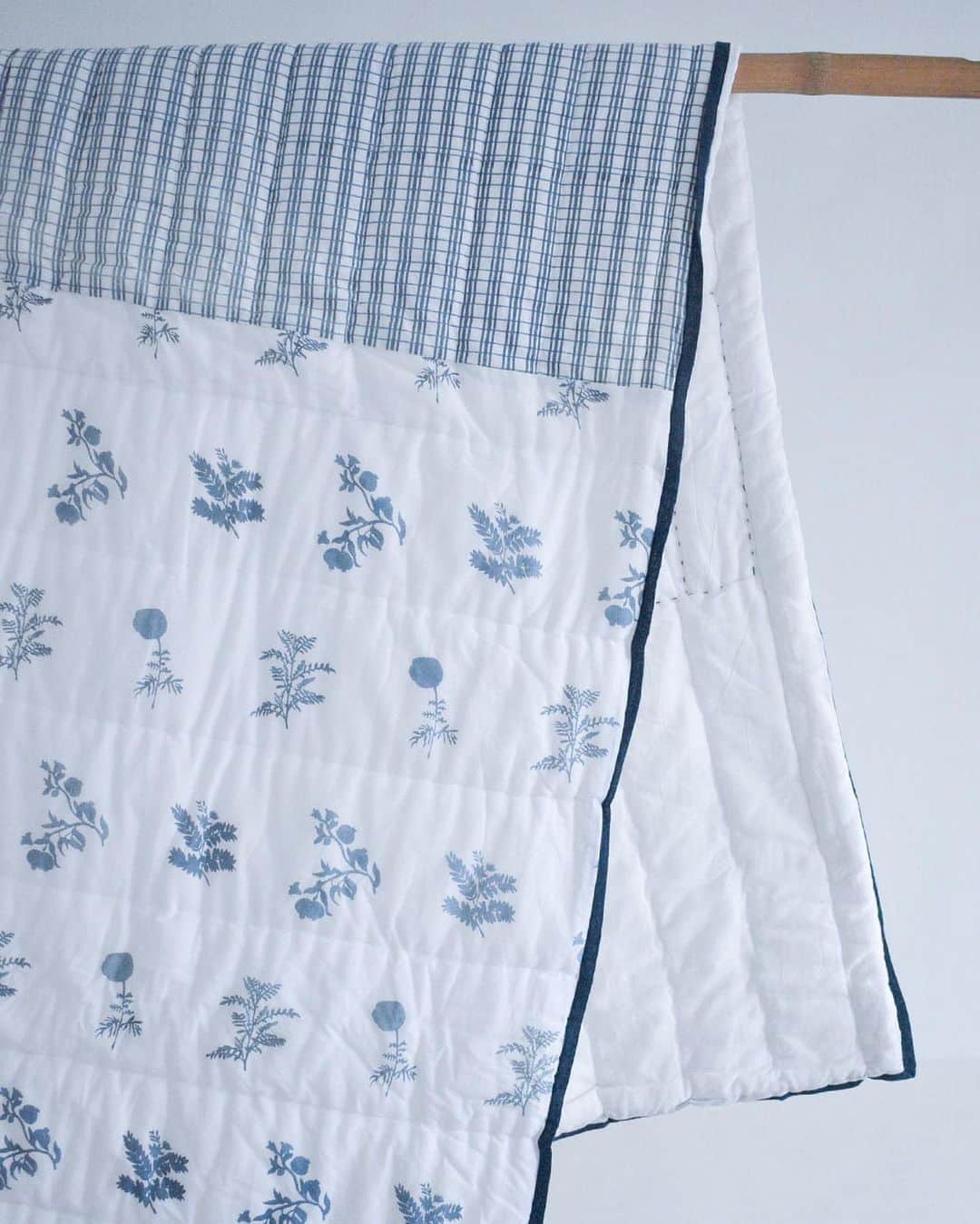 のインスタグラム：「The Botanicals Quilt exemplifies Nila's sincere ethos for preserving sustainable craft practises. The botanical print is screen-printed with natural dye onto handwoven cotton; the intricate silhouettes are reflective of indigo, marigold, tamarind and pomegranate, imbuing the quilt with a holistic appreciation for nature and living up to its name.⁠⠀ ⁠⠀ The Nila Collection is available to purchase on bamford.com and in Bamford stores. @nilajaipur #bamford #NilaHouse #blockprinting #indigo #incredibleindia」