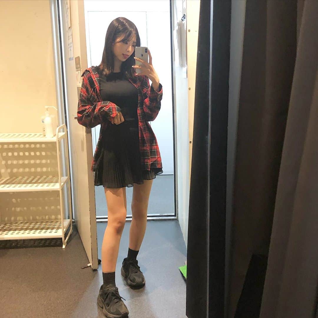 川崎ひかるのインスタグラム：「前世はたぶんダックスフンド🐕笑#短足部  . . Twitterに書いて好評だったのでインスタにも💕💕 . 私はおそらく骨格ウェーブの身長160cm そしてなんと股下は60cm代という超短足😿w (ちんちくりんすぎて公表するの恥ずかしい) だけどそんなふうに見えない私なりの方法を伝授しちゃいます♡👇🏻 . . ＊ボトムスは絶対にハイウエスト ＊クロップド丈とハイウエストなら尚更長くなる。最高 ＊黒のシューズと靴下だと足元スッキリ見える . そして鏡で全身撮る時は... ＊片脚前に出す ＊腹筋に力入れて上半身だけ後ろに少し倒す ＊腰まわり気になる時はアウターで隠す . . . を意識して服を選んだり写真撮ると少しでもマシに見えるのでオススメです💕😳 2枚目がNGで3枚目が長く見える立ち方です✨ 私が昔に読者モデルやってた頃にこの立ち方して褒められたことありました✨ww 腹筋に力がいるので鍛えられます🏋️‍♀️🤣 . . ちなみに私は足首太めなので脚出すコーデの時は大体ボリュームのある靴を履きます❤︎ ロングスカートなどの時は脚があまり見えないので明るい色のブーツ履いたりもします(脚出して明るい色のブーツは事故るw) あとこの写真の丈の黒の靴下が大好きです❤︎ マーチンやローファーとも合わせて履いてます❤︎ 生地は薄めが好きです❤︎ . 長くなってしまったけど参考になれば嬉しいです＾＾♥️ いかに上手く可愛く見せれるかの研究をこれからも頑張ります💖 . . . . . #コーデ #チェックシャツ #ブラックコーデ #ミニスカート #ハイウエスト #tシャツ #tシャツコーデ #スニーカー #スニーカーコーデ #短足コーデ #骨格ウェーブ #鏡越し #全身鏡 #韓国ファッション #韓国通販 #全身コーデ #秋コーデ #秋服 #アイドル #われプワ」