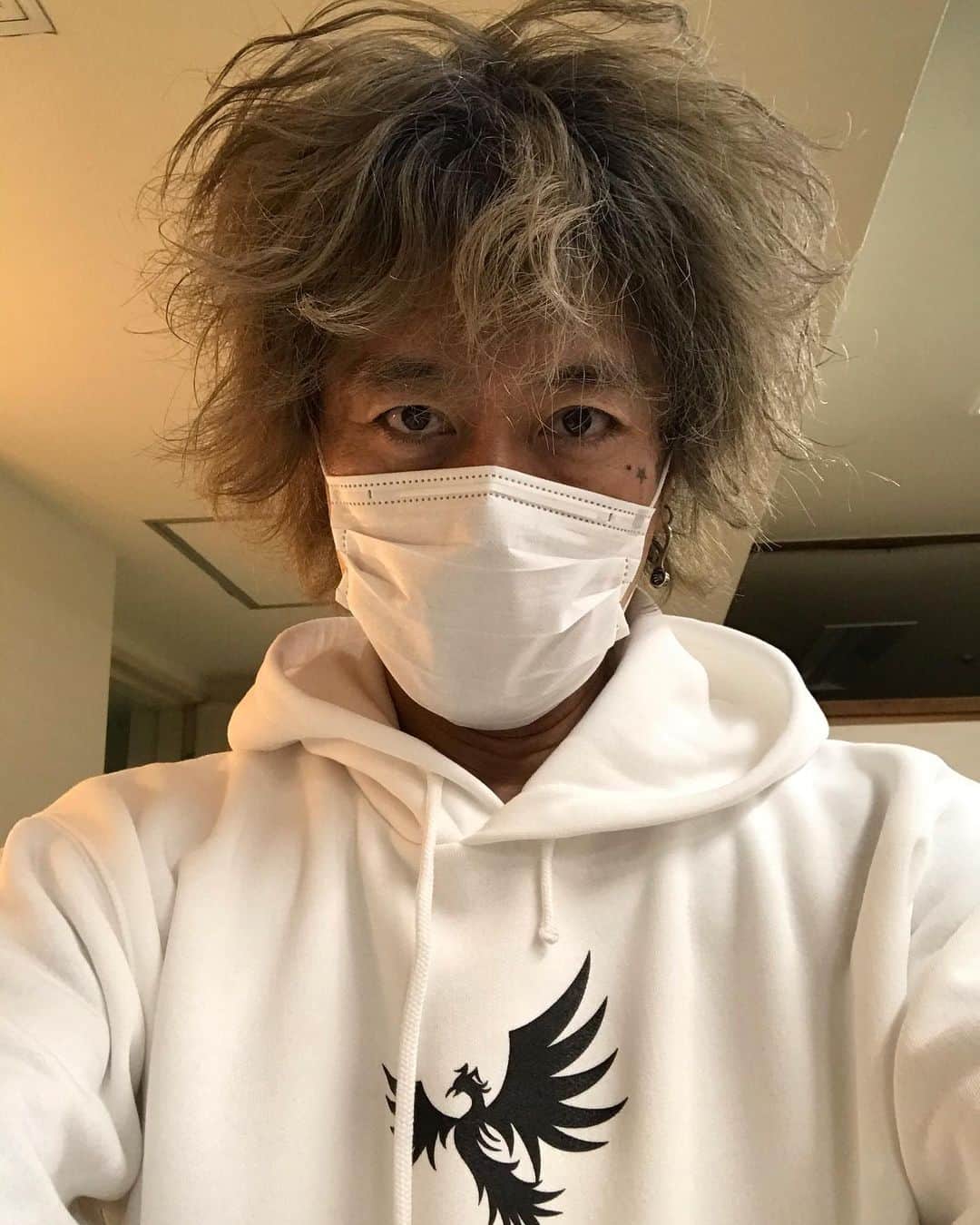 Ju-kenのインスタグラム：「俺にとっての大黒摩季さんツアー初日、仙台♫ 楽しく弾かせていただきました🙆🏻  こんな状況の中、健康徹底管理で来て頂いた仙台大黒組の皆様のアツイキモチが伝わってきました、サイコーです👍  終演後に、マネージャーさんから今回のツアーグッズのフーディー頂きましたっ！！！ ん？？  今夜のギャラか！？！？💦  #大黒摩季　#フェニックスツアー　#タマには白いフーディ　#食べ汚しに気を付けましょう」