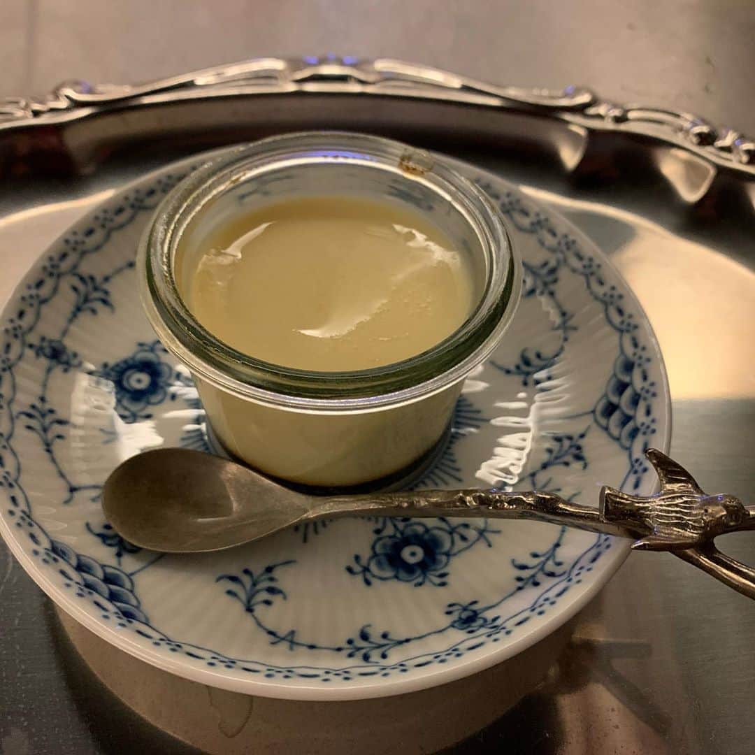 香川絵馬さんのインスタグラム写真 - (香川絵馬Instagram)「@ruban_kumi さんのお料理教室で習った  卵一個でできるプリンのレシピで プリンを作り、 今から息子と鬼滅の刃タイム🥰  鬼滅の刃見たことないから楽しみにしてたんだー✨  このプリン シンプルな素材で、簡単に、美味しくできて、もう、虜です🥰 weckの容器で作る見た目もすき💕」10月17日 21時12分 - ema_kagawa