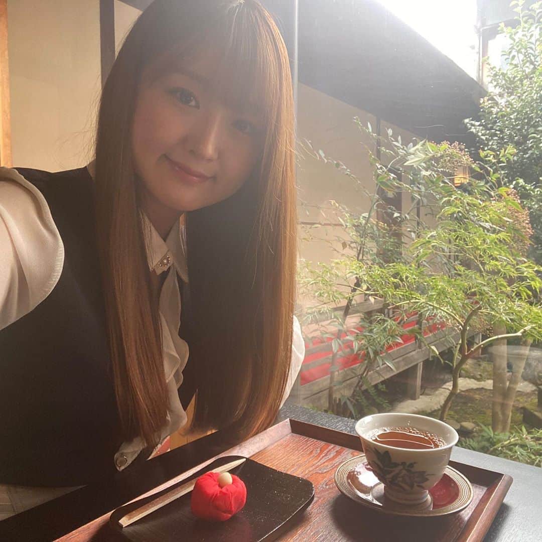 上野貴穂さんのインスタグラム写真 - (上野貴穂Instagram)「.﻿ 写真光が入って白くなっちゃったけど、、、🤫﻿ ﻿ お店もとっても素敵だった🕊﻿ ﻿ 和菓子職人さんのドラマを観ていて、﻿ ここ最近ずっとあった和菓子が食べたい欲が﻿ 満たされて幸せだった☺️﻿ ﻿ ﻿ #奈良 #中西与三郎 #庚申さん﻿」10月17日 21時13分 - kiho_ueno