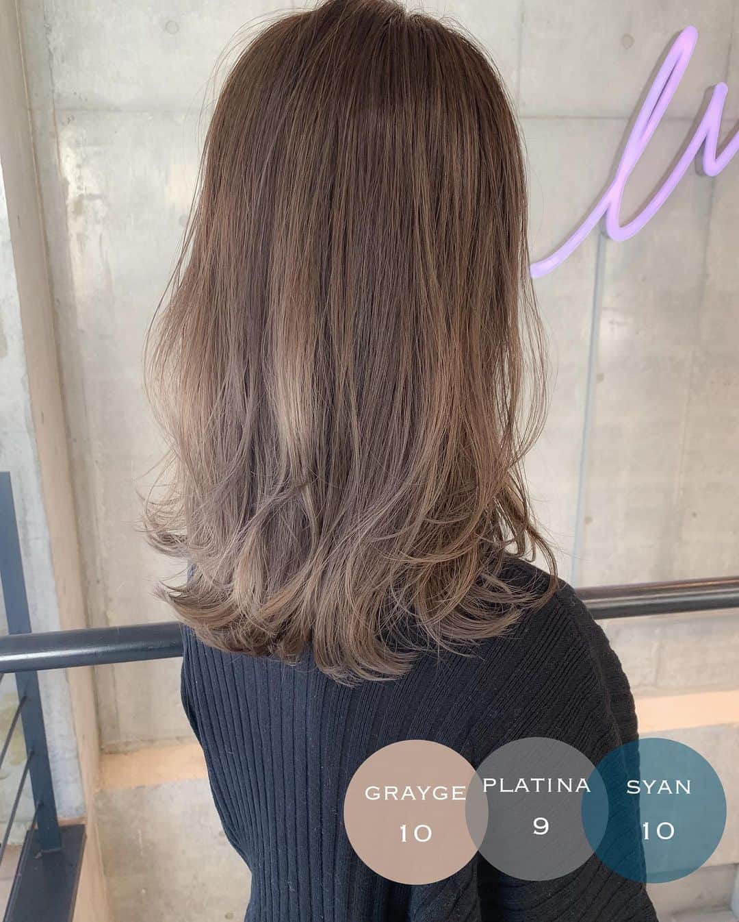 大木光のインスタグラム：「＊リアルサロンワーク swipe→#ヘアとメイクの関係性 .  cut  lowラウンドレイヤー . カットラインとレイヤーを丸くラウンド状にカット。 レイヤーは低めに施したローレイヤーstyle 毛先の質感調節で柔らかく抜け感を。 . color SYAN beige . 今季Ways TOKYO人気ヘアカラー SYANの青みで日本人特有の赤みを抑え、グレージュで深みを取り入れこっくりとした色合いに。 . 眉毛やアイカラーはグレイッシュな色味やピンク系のカラーをチョイスする事で ヘアカラーとの馴染みが良く、ナチュラルな色気を。 #addiction #bobbybrown #amplitude#アンプリチュード #メイク#メイク好きな人と繋がりたい#ベージュカラー #ボブ #レイヤーカット #ボブレイヤー#ミディアムレイヤー #レイヤースタイル#グレージュ」