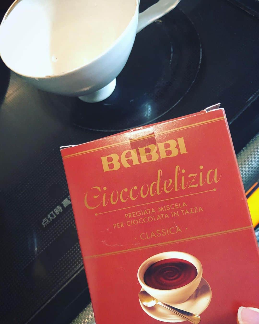 MIHOのインスタグラム：「【おでんじゃ足りない】  最近、ダイエット気味のチチィなので夜はヘルシーにということでオデンにしたら足りないらしく〔ほんとは私も自分の部屋でコッソリおせんべい食べてた😹〕  この雨の中  わざわざ着替えて  コンビニに行く！？  は？  いやいやいやいや  それはダメでしょ  と、いうことで助け舟  『ココア飲む？』  即答で  『飲む』  しょうがない、とっておきのホットチョコレート☺︎  @wakako_ceramics のお気に入りのマグてゆっくり　#babbi のホットチョコレート飲みながら、新月なのでいろいろ組み立てる☺︎  明日また作業なのでとりあえず今日はおしまい  寒い日はあったまるのを飲んでゆっくりヌクヌクで寝るのがよいね  皆さんも、よい夢を☺︎  深呼吸しておやすみなさい  I wanna drink hot chocolate cold night.  good night.  #BABBI #cioccodelizia #sweet #ココア #寝る前にココア #ダイエットになってないけど #サッと飲んで寝てほしい、笑 #私は喉がほんのり痛いです #みほのお気に入り #みほのリピート」