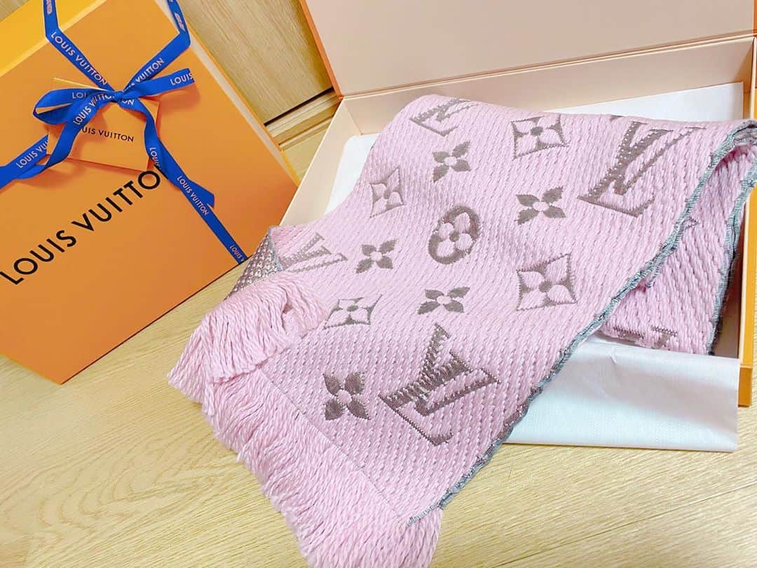 そら のインスタグラム：「寒くなってきたからマフラー💕 ピンク×キラキラは最強❤️  ありがとう😊  ﻿ ﻿#louisvuitton #マフラー #ルイヴィトン #ストール #冬服  #新宿 #歌舞伎町 #六本木 #ミナミ #キャバ嬢﻿ #キャバクラ #姉妹 #キャバキャバ #麻布 #ラウンジ﻿ #キャバレー #ガールズバー #自撮り女子」
