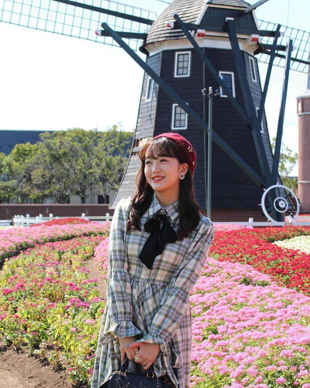のインスタグラム：「ハウステンボスに行ってきました🌹  半年以上ぶりの県外に😭いやもっとかな？ 本当に久しぶりの遠出で楽しすぎました♡  飲食時と屋外で他の方と2メートル以上の距離が確保されてる時はマスクを外しても大丈夫ですと言われたので、周りを確認して写真撮影時のみマスクを外しました！！  消毒と喉の殺菌ができるのどぬーる（うがいの変わり）を持ち歩いて予防を徹底して楽しんできました！！！！  写真沢山撮ったのでいっぱい載せさせてください！今日と明日で載せます！！  この次は彼女感動画を載せるのでみてね♡  #ハウステンボス #huistenbosch Bosch #長崎 #佐世保」