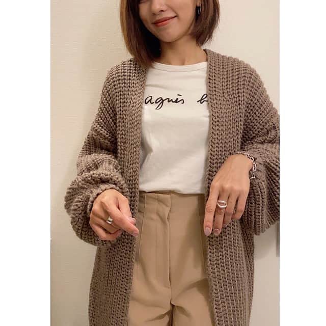 黒宮ニイナのインスタグラム：「今日も寒い1日でしたね☔️  また可愛いローゲージニット🧶に出逢ってしまいました🥺 最近ニットばっかり集めてる🥰 可愛すぎる🤎🤎🤎 お尻まで隠れるし、スカートでも合わせやすそう😍  本格的なコートを着る前にちょうどいいニットはとても重宝します😊 毛玉にならないようにお手入れしながら丁寧に着たいと思います✨ 色違いも着るの楽しみ🤍🤍🤍  #ニットカーディガン #ローゲージニット #カーディガンスタイル #カーディガンコーデ #今日のコーデ #30代コーデ #シンプルコーデ #30代ママ #ママ #2児ママ #2人育児 #男の子ママ #女の子ママ#mama #2kidsmom #mamacoordinate #mamafashion #mamalife」