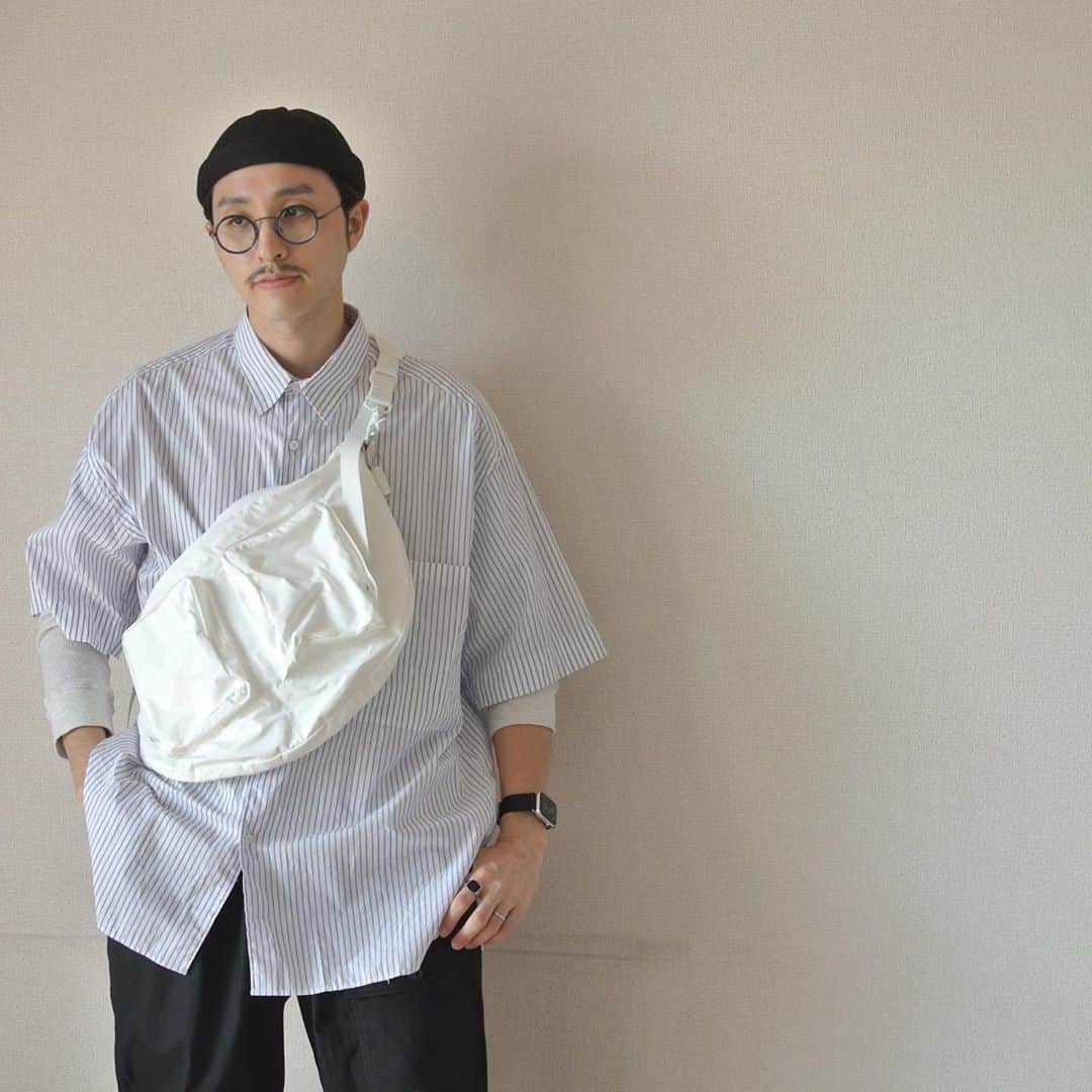 _cody0928_のインスタグラム：「. 今年の春夏で大活躍だったシャツとバック。  着る機会が限られてた分、余計に沢山着た気がします。  皆さんの今年買って良かった物は何でしょうか？  cap / #betoncire  tops / #studionicholson  inner / #sanslimite  bottoms / #tuki  bag / #amiacalva」