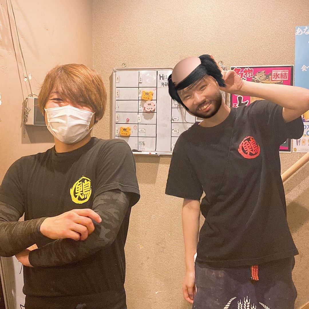 どんがめ姫路店のインスタグラム：「久しぶりの投稿になってしまいました、、、😭 みなさんお久しぶりです🙋🏻‍♀️！！ 今日は最近入ったまるちゃん(左)とハゲ散らかしててもかわいいどんがめのアイドルまこととのツーショット🤞 みんな仲良くわいわい、今日も元気に営業してます🙌 ちなみに明日(日曜)は12時から22時までの営業です！！ 昼飲みしませんか👼♡ #どんがめ #姫路 #居酒屋 #飲み放題 #安い #昼飲み #仲良しスタッフ #アイドルまこと #Newスタッフ」
