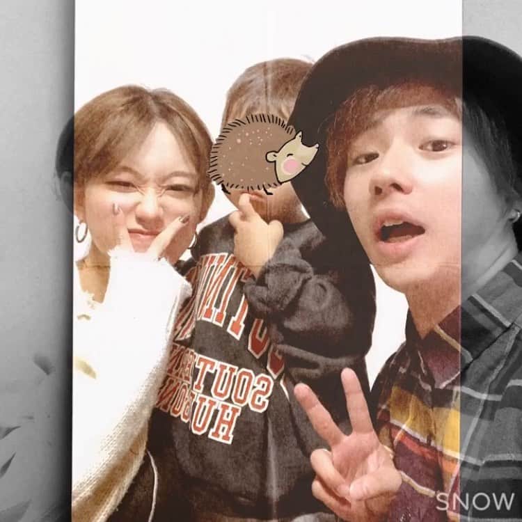 田南輝一のインスタグラム：「. . 久々の投稿。 . 家族みんなすっかり秋服になって、 衣替え完了🍂 (ほぼ嫁がやってくれました。) . SNOWの力を借りて秋っぽい写真を撮りました。 もう少しで2才だね~。 . #家族 #息子 #snowcam」