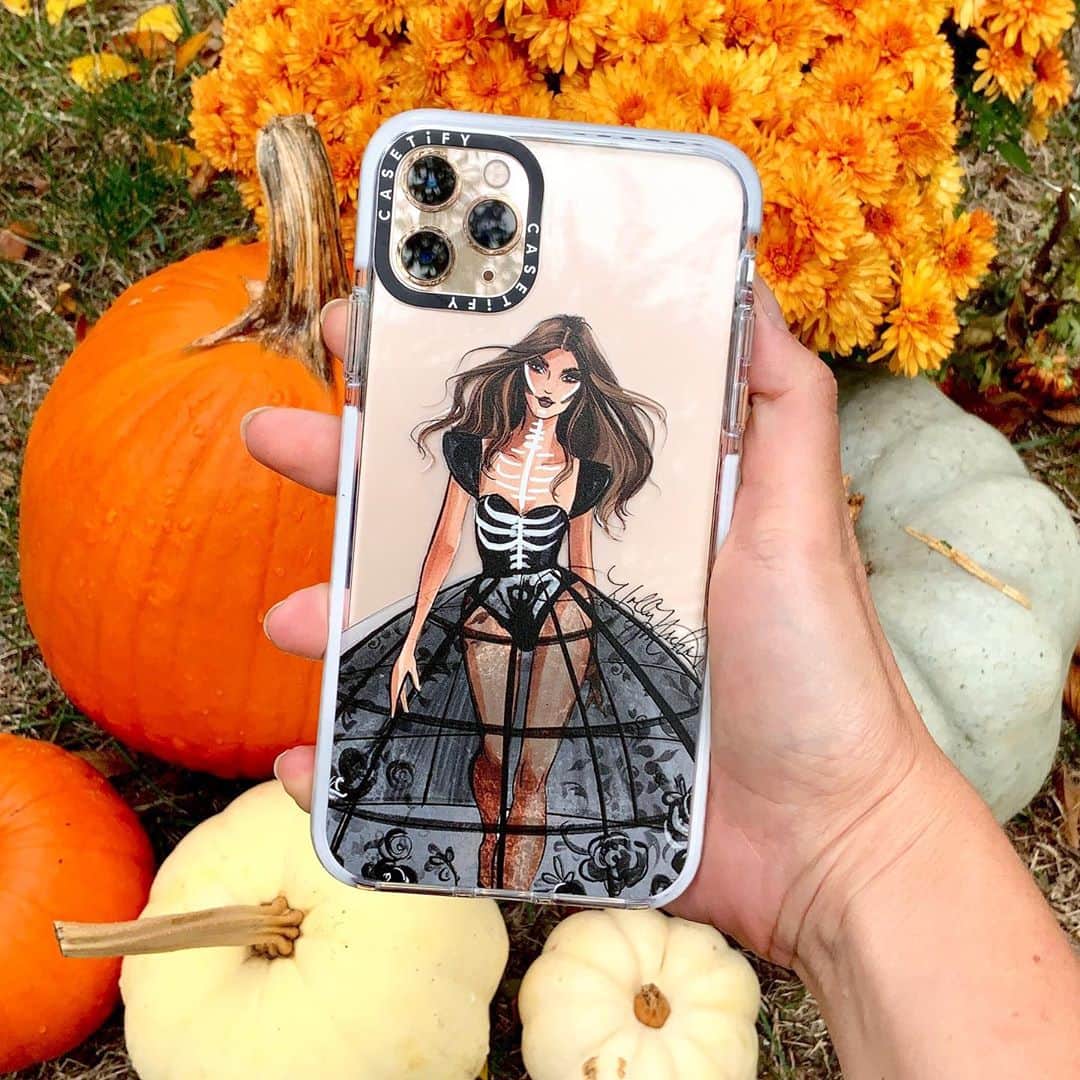 Holly Nicholsさんのインスタグラム写真 - (Holly NicholsInstagram)「Serving looks and spooks 🕷 🕸 🎃 my phone case collection exclusively via @casetify is available for iPhones, Androids, and more. Shop link in my bio 🙏🏼🎃 #casetify #halloweenfashion #fashionsketch」10月17日 21時23分 - hnicholsillustration
