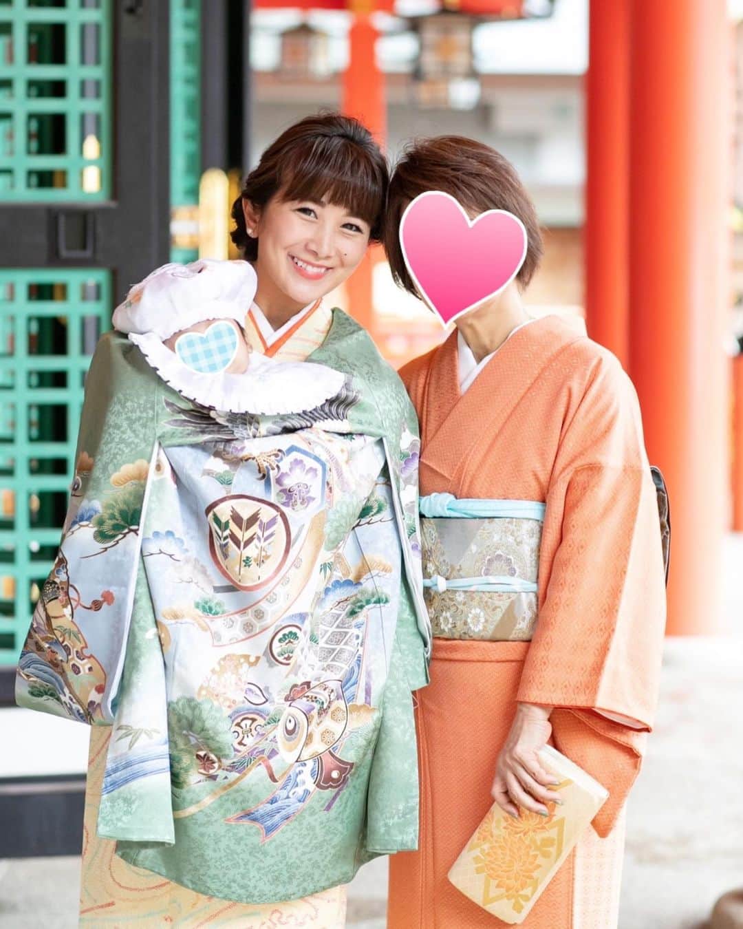 Mai Wakimizuのインスタグラム：「34年前、母が私のお宮参りの時に着ていたお着物を受け継ぎました♡嬉しいね〜懐かしいね〜と言いながら喜ぶ母を見て、着て良かったなと思うのでした♡ヘアセットは生田神社で＼(^o^)／写真を見返して思ったこと。あれ？今日って雨だった？笑 やっぱりプロに撮ってもらうと全然違う！ photo by @hassyphotography  #お宮参り#生田神社#神戸」