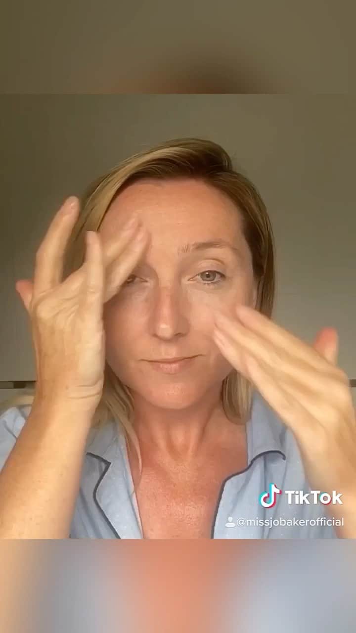 JO BAKERのインスタグラム：「Seasonal changes often affect my skin... with @weleda_usa you can customise products to suit your needs.  My combination skin feels and looks its best when I balance my oily t -zone and add lightweight hydration around the high points like cheek bones and forehead.  Go to my stories/reel to see more details on why and how I combine #gentlecleasingmilk , #Clarifyinglotion and #hydratingdaycream to keep my skin clean, clear, radiant and calm!  #weledaskin #jobakermakeupartist #weledapartner」