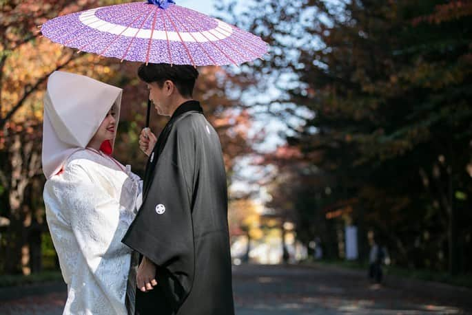 Dresses (ドレッシーズ)さんのインスタグラム写真 - (Dresses (ドレッシーズ)Instagram)「【Dressesが神社婚をプロデュースします】  結婚式延期、日程の目処が立たなくて不安、、こんな時代になり、結婚式に対する想いも見直されています。  少人数結婚式、家族婚が増えている中で、 @dresses_weddingdress は、家族の繋がりをより強く感じられる神社結婚式に注目しました。  結婚式が延期になり日程が未定だけど、家族や大切な人にお披露目したい、本当に必要な事だけに費用をかけたい、 そんな想いを叶える神社婚を @dresses_weddingdress がプロデュースいたします。  衣装、写真、美容、挙式後の食事会の手配まで、Dresses神社挙式プランナーが完全サポートいたします。  また、Dressesだからこそ叶えられる、おしゃれで上質な白無垢を集結しました。  今までの多くの神社婚は衣装はあまりこだわれないものが多かったと思います。  Dressesに掲載されているおしゃれで上質な白無垢を集結すれば、もっと素敵な神社婚ができると考えました。  Dresses神社婚に参画してくれるショップ @juno_weddingdress  @authentique_weddingdress  @fiorebianca_wedding   上記のショップが合計20パターンの衣装コーディネートをご提案。  その中からお好みの衣装を選び、対象神社からお好みの神社をお選びいただけます。  ※コーディネートは近日公開！  全国の上記ドレスショップでご試着可能。 また、ご来店不要で20パターンのコーディネートからお選び頂くこともできます。  プラン詳細は、@dresses_weddingdress プロフィールリンクよりご覧いただけます。  メールやDMでお気軽にお問い合わせくださいませ。  #ドレッシーズ神社婚 #ドレッシーズ #和装_dresses  #白無垢 #綿帽子 #色打掛 #神社婚 #神社結婚式」10月17日 21時26分 - dresses_weddings