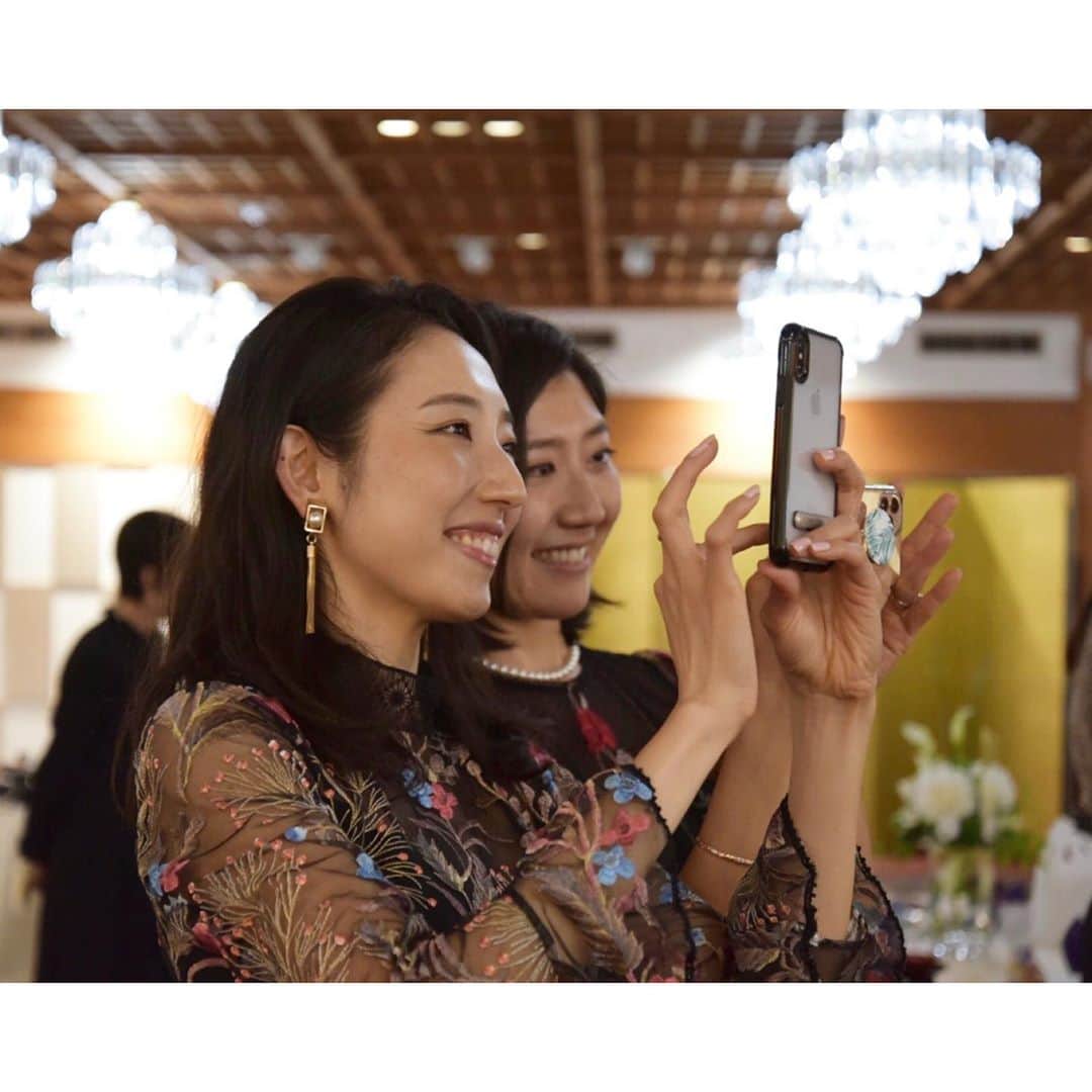 太田彩乃のインスタグラム：「今日は家族みんなで新しい家族のお祝いに🧡 1日パワースポットに居ることが出来て、そこでみんなが笑っていて、すごく良い空気に包まれた最高の日でした！ やっと迎えることが出来た結婚式。 本当に本当に本当におめでとう🧡 . . #結婚式 #本当に幸せ #パワースポット」