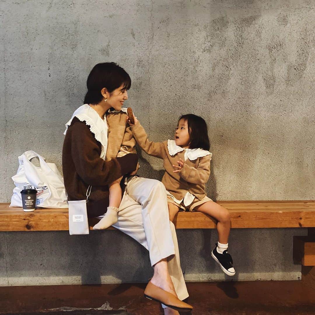 美生のインスタグラム：「娘たちとリンクコーデ♡﻿ ﻿ ブラウスとカーディガンは﻿ @machatt_  めちゃめちゃかわいい♡﻿ どちらもものすごくお気に入り♡♡﻿ ﻿ そして先日﻿ @donoban_kaori さん& @shiitake26 さんから﻿ お誕生日プレゼントをいただき😭🎁﻿ 可愛さと嬉しさで﻿ その日以降毎日持ってる﻿ ポシェット♡﻿ ﻿ かおりさんがお姉さんという幸せを﻿ 毎日感じてます🥰﻿ いつも本当にありがとうございます🙇‍♂️💕﻿ ﻿ #love﻿ ﻿ ﻿ ﻿」