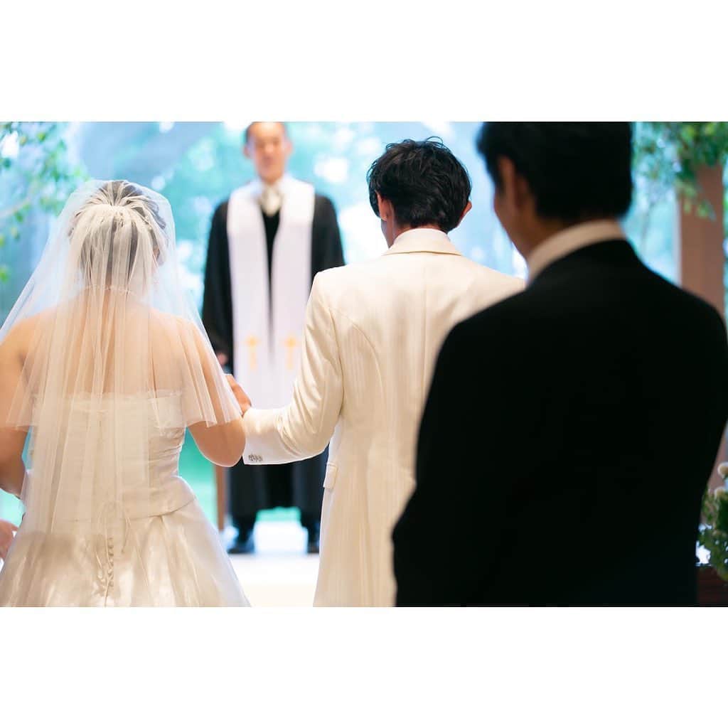 家族挙式さんのインスタグラム写真 - (家族挙式Instagram)「.  父と腕を組み歩む バージンロード 父から新郎へ渡される花嫁の手 そして新郎と腕を組み祭壇へ 花嫁からは見えない父の背中 それぞれの想いを込めた 結婚式を...  会場：#セントアクアチャペル名駅 -------------------  【2020年10月末まで！】   \年内実施の会食•披露宴プランお申し込みで/  ✳︎挙式ムービー66,000円分プレゼント✳︎  ▽詳しくはTOPのリンクから❁ >>> @kazoku_wedding  ------------------- ❁テレビCM放映中 ▹▸ ”家族挙式ベスト”なら 【挙式・衣裳・美容・写真】が含まれたプランが99,000円〜叶います＊ ▽予約はTOPのリンクから❁ >>> @kazoku_wedding ------------------- #家族挙式 #ベストアニバーサリー #家族 #Family #家族婚 #bestanniversary #少人数婚 #ウェディング #結婚式準備 #結婚式 #フォトウェディング #プレ花嫁 #卒花 #日本中のプレ花嫁さんと繋がりたい #花嫁 #卒花嫁 #国内挙式 #weddingdress #ウェディングドレス #プラコレ #Dressy花嫁 #2020秋婚 #2021春婚 #2021夏婚 #2020冬婚 #バージンロード #父」10月17日 21時28分 - kazoku_wedding