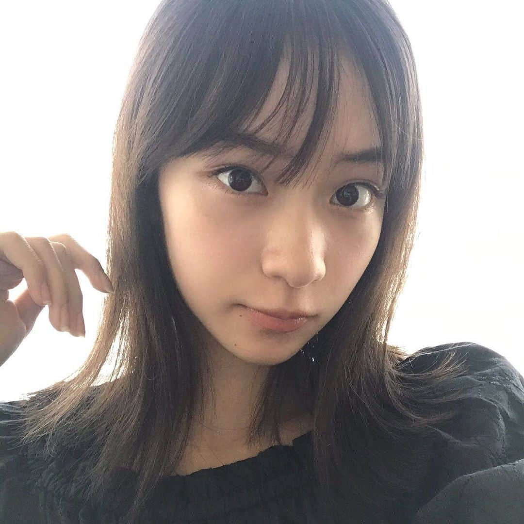 太田雫さんのインスタグラム写真 - (太田雫Instagram)「いつかの自撮り🤳 ・ 後ろから光がさしてたんだ~✨ ・ ・ ・ 今日、私は鬼滅の刃の映画を見に行ってきました🔥 ・ とっても面白くて、感動しました（ ; ; ） ・ #ニコラ#太田雫 #自撮り#光#鬼滅の刃#映画」10月17日 21時29分 - _shizukuota