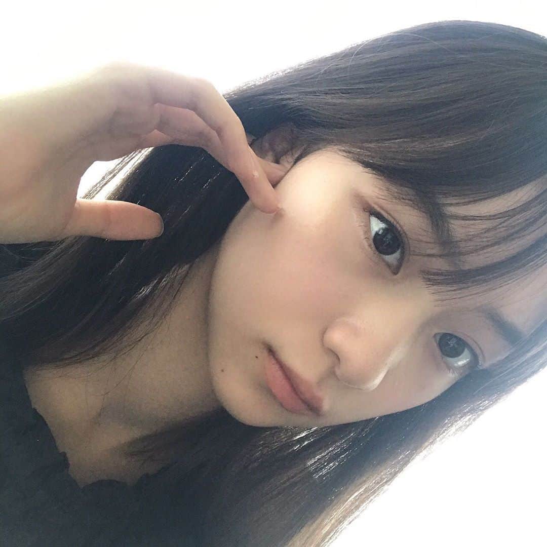のインスタグラム：「いつかの自撮り🤳 ・ 後ろから光がさしてたんだ~✨ ・ ・ ・ 今日、私は鬼滅の刃の映画を見に行ってきました🔥 ・ とっても面白くて、感動しました（ ; ; ） ・ #ニコラ#太田雫 #自撮り#光#鬼滅の刃#映画」