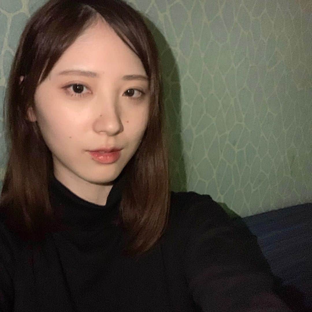 のインスタグラム：「・ 先日久しぶりにカラオケに行った時の写真🎤 音痴だけど歌うのは好き♫歌う曲は、最近はミセスとかヨルシカが多いです^ ^ 特にヨルシカの「雨とカプチーノ」がとっても良い曲なので、皆さんにも聞いてほしい！サビに入った時に変調する感じがたまんないのです、、🤩  話は変わりまして、 この日は前髪を流してみました👩🏻メイクもちょっとクールな感じに💄 いつものぱっつん前髪とどっちの雰囲気が好きですか☺️？  ----------------------------------------------------- この後は皆さんにお願いです！ 🟠Twitterの固定ツイートのRT 🟠”mysta(マイスタ)での応援 こちらは雑誌記載をかけて競っております💫 ぜひ応援お願いします！ 🟠1日1票(プロフィール欄のURLから) 皆さんの1票が大事になってきます！ ぜひお願いします💫 -----------------------------------------------------  お願いばかりで心苦しいのですが、ミスコン期間も残り少し。最後まで頑張りますので、ぜひ応援して下さると嬉しいです😭❣️ 本番→10月31日(土)13時〜 開催方法→ 公式Instagram(@koma_missmr ) MixChannel ・ ・ ・ #ミスミスター駒澤コンテスト2020  #ミスミスター駒澤#ミスコン2020#ミスコン駒澤#駒澤ミスコン#ミスコン#高身長女子#171cm#撮影モデル募集#サロンモデル#サロンモデル東京#カラオケ#ヨルシカ#ミセスグリーンアップル#メイク#赤リップ#メイクアップ#コスメ#コスメ好きさんと繋がりたい」