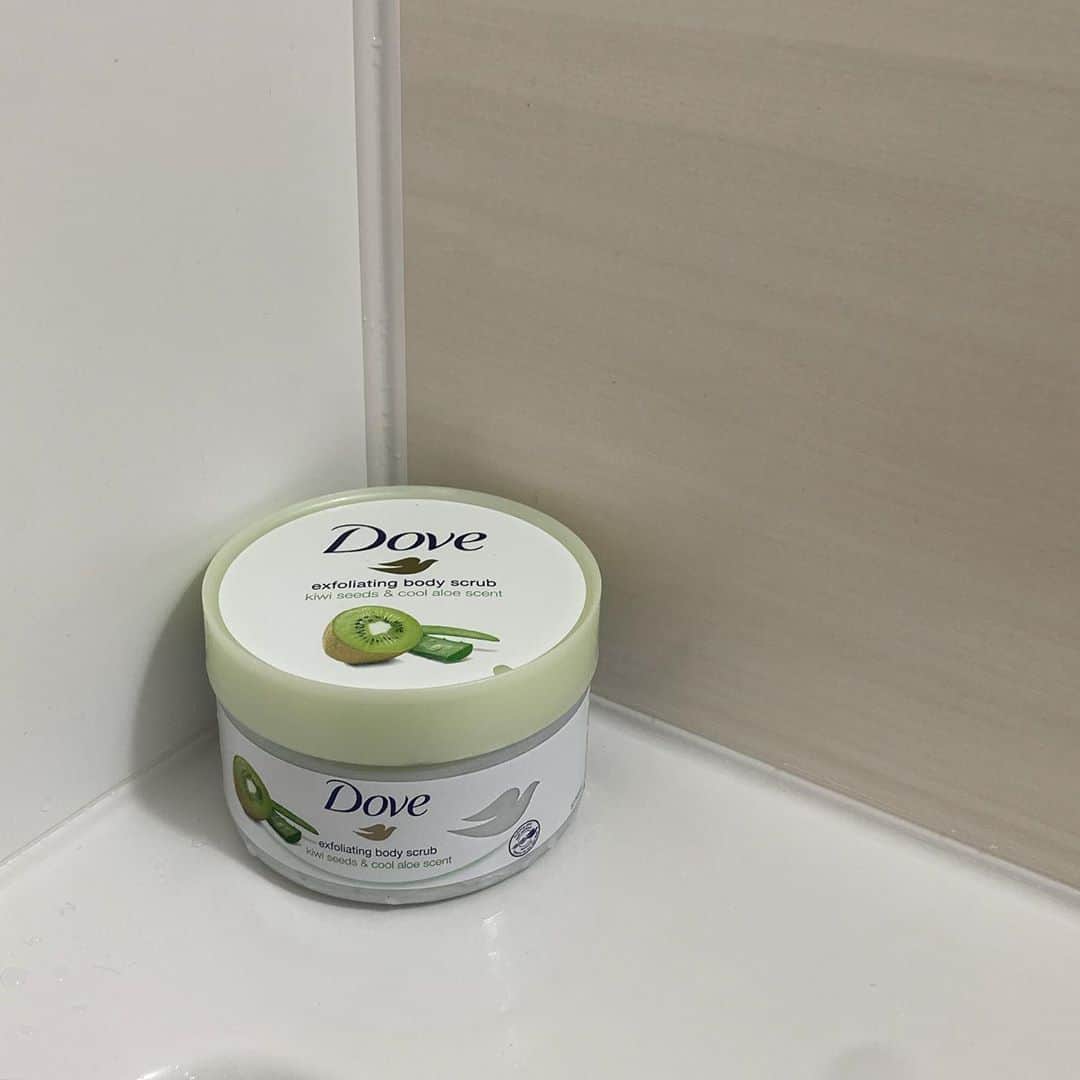 としお理歩のインスタグラム：「お肌つるつるになるお気に入り。🥝 最近はボディケアも力を入れるようになりました。 @dove #dove #スクラブ#ボディケア#ダヴ」