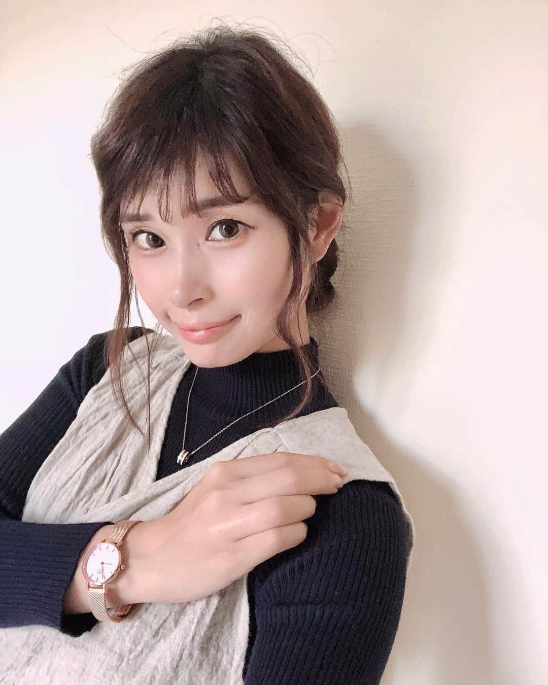 三佐和あやのインスタグラム：「こんばんは🌙今夜は蟹しゃぶ鍋🦀食べて 鬼滅の刃観ながら そろそろ眠いです... ・ アニメでこの時間帯でやってるって、なんかほんますごいな、鬼滅〜 ・ 明日 映画見に行く予定です。わたしは映画館入らないけど、子供たちだけ🥺 ・ ﻿ +*————————*+﻿  #pr #秋コーデ #きょこ #いつコ #シンプルコーデ #大人カジュアル #ママコーデ #ママリ #ママファッション #マタママ #ファッション #お洒落 #バッグ #fashion #ootd #大人女子 #アラサー #アラフォー #大人可愛い #ママ #マタママ #ぷんにー #マタニティ#3児ママ #関西ママ #ママコーデ #アラサーママ #30代コーデ#モデル」