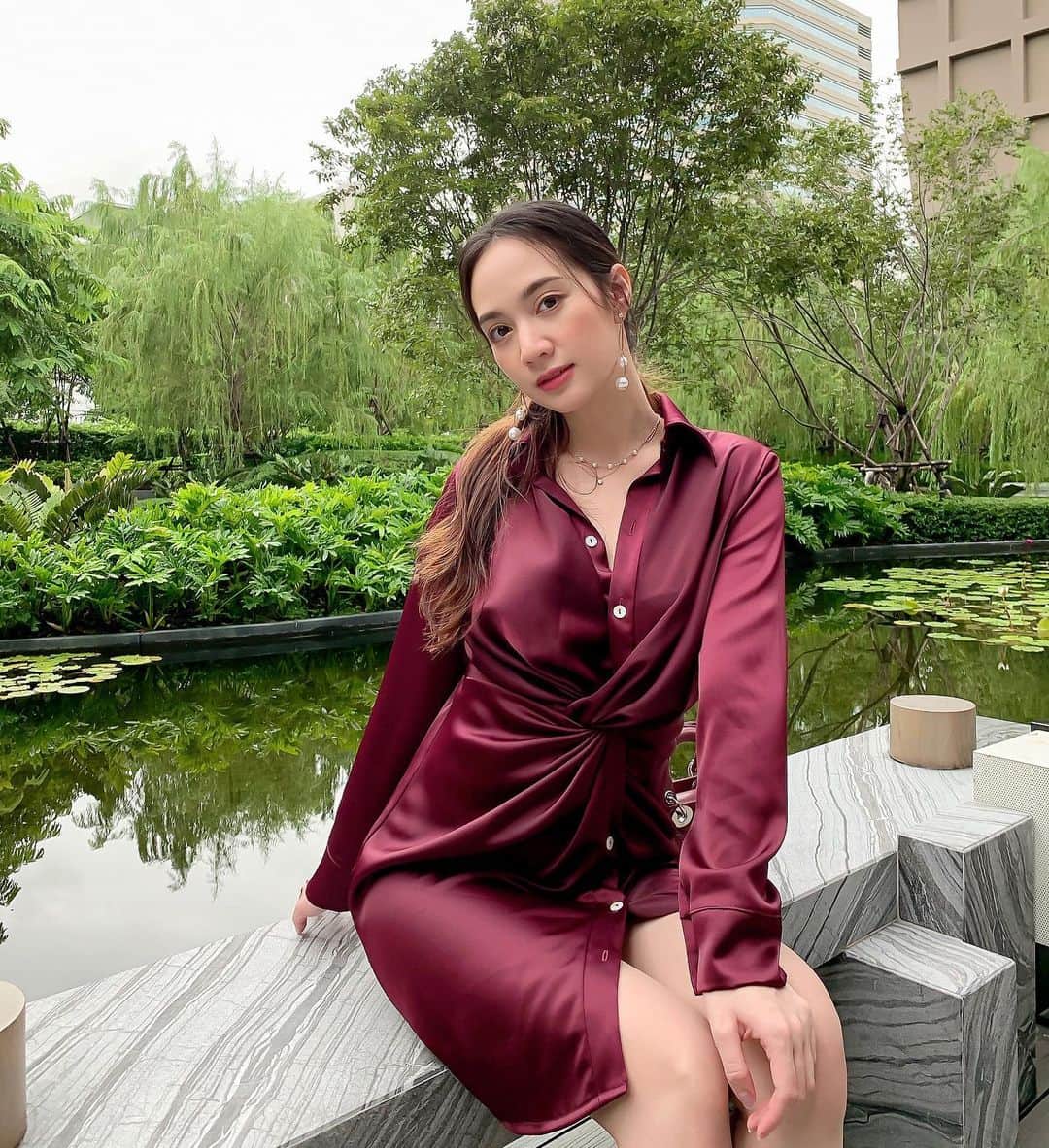 のインスタグラム：「อย่าลืมมาดูหญิงไลฟ์สดในไอจีตอน 20:00 นะคะ 🥰 ปล.ชุดสวยๆจากร้านหญิงเอง @dy.sisters ❤️」