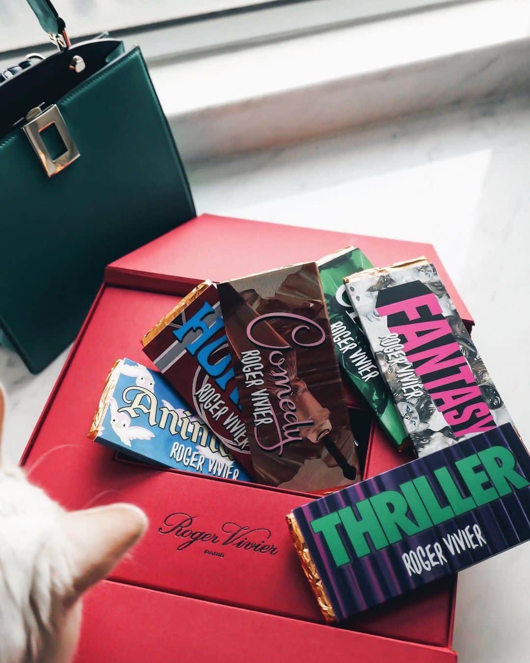 Ruby Kwanのインスタグラム：「Life is full of drama. Mine is full of chocolate too. ❤️🍫💫 @rogervivier #rogervivier #rogerviviercinematheque #rougecloset」